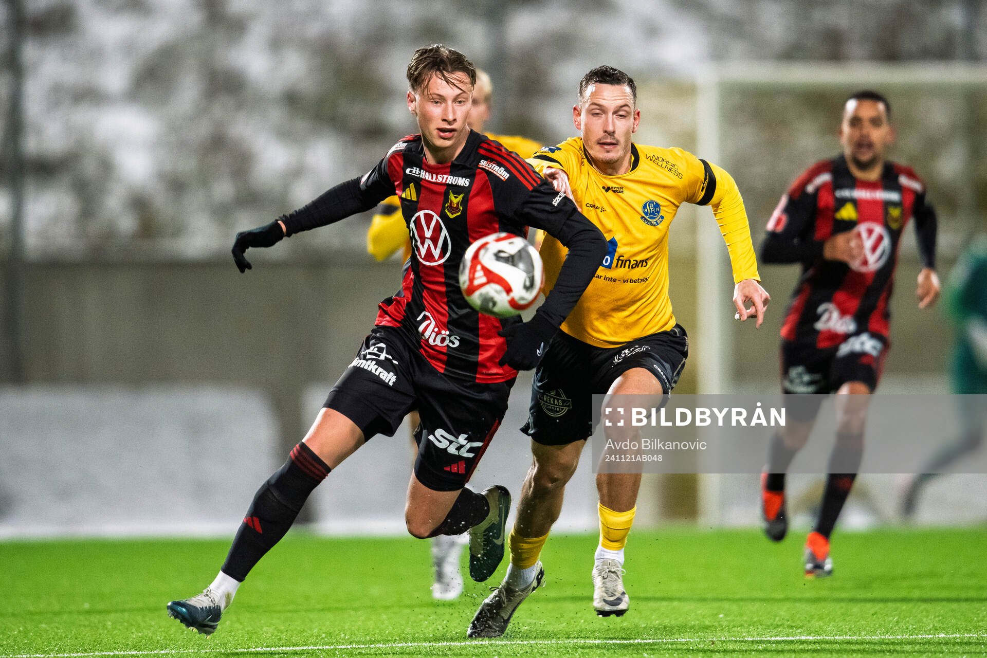 Östersunds Philip Bonde och Lunds BKs Viktor Ekblom under kvalet till Superettan mellan Lunds BK och Östersund den 21 november 2024 i Lund.