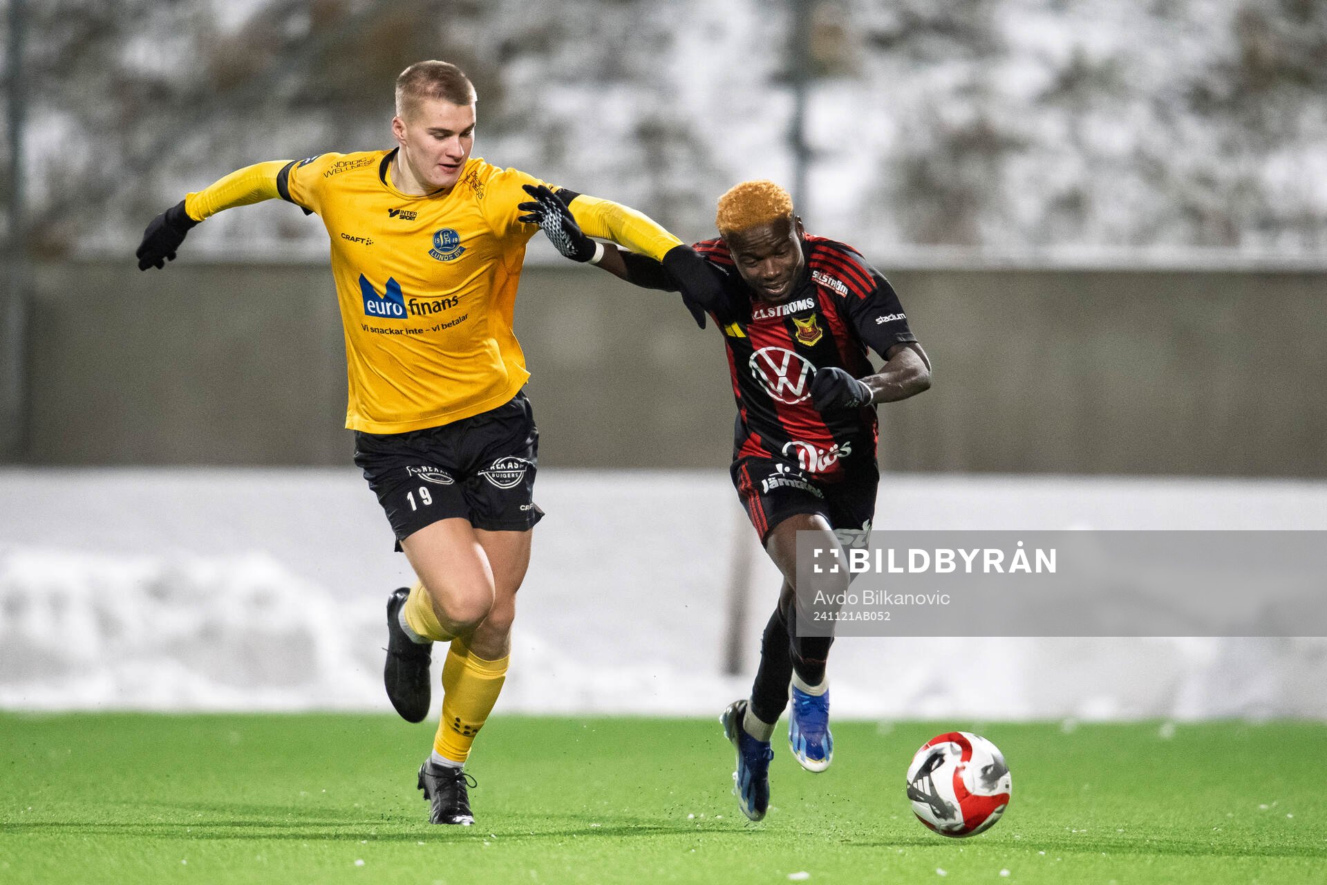 Lunds BKs Erik Persson mot  Östersunds Assiedou Yannick Armel Adjoumani under kvalet till Superettan mellan Lunds BK och Östersund den 21 november 2024 i Lund. 
