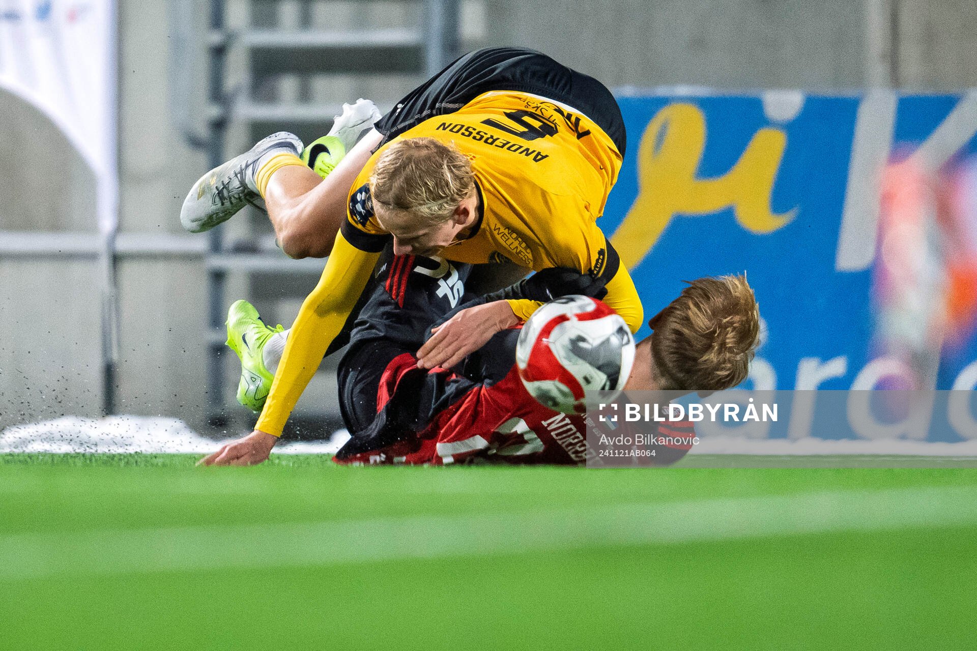 Lunds BKs Jakob Andersson och Östersunds Henrik Norrby under kvalet till Superettan mellan Lunds BK och Östersund den 21 november 2024 i Lund.