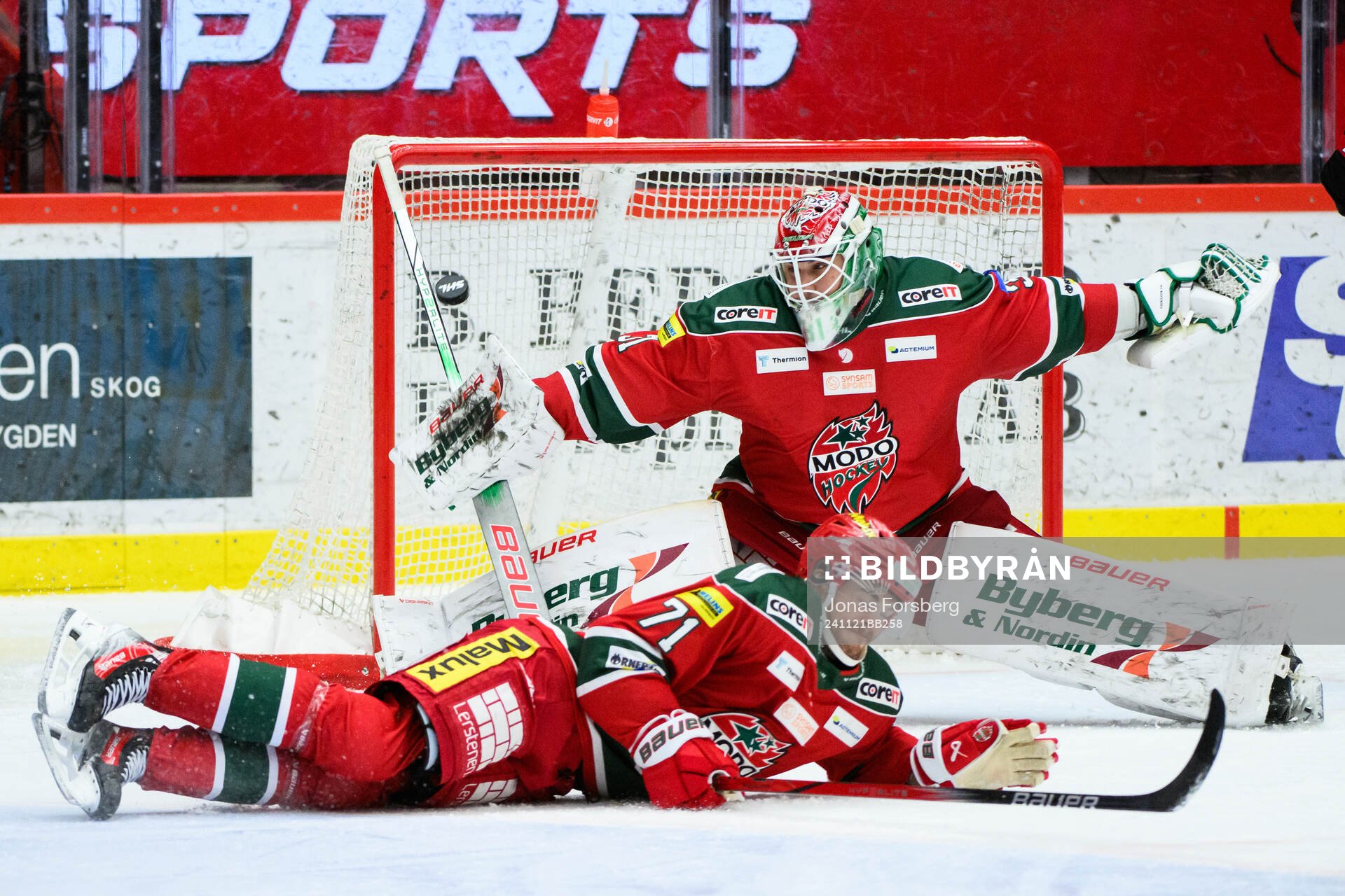 Modos målvakt Olle Eriksson Ek släpper in 2-6 av Örebros