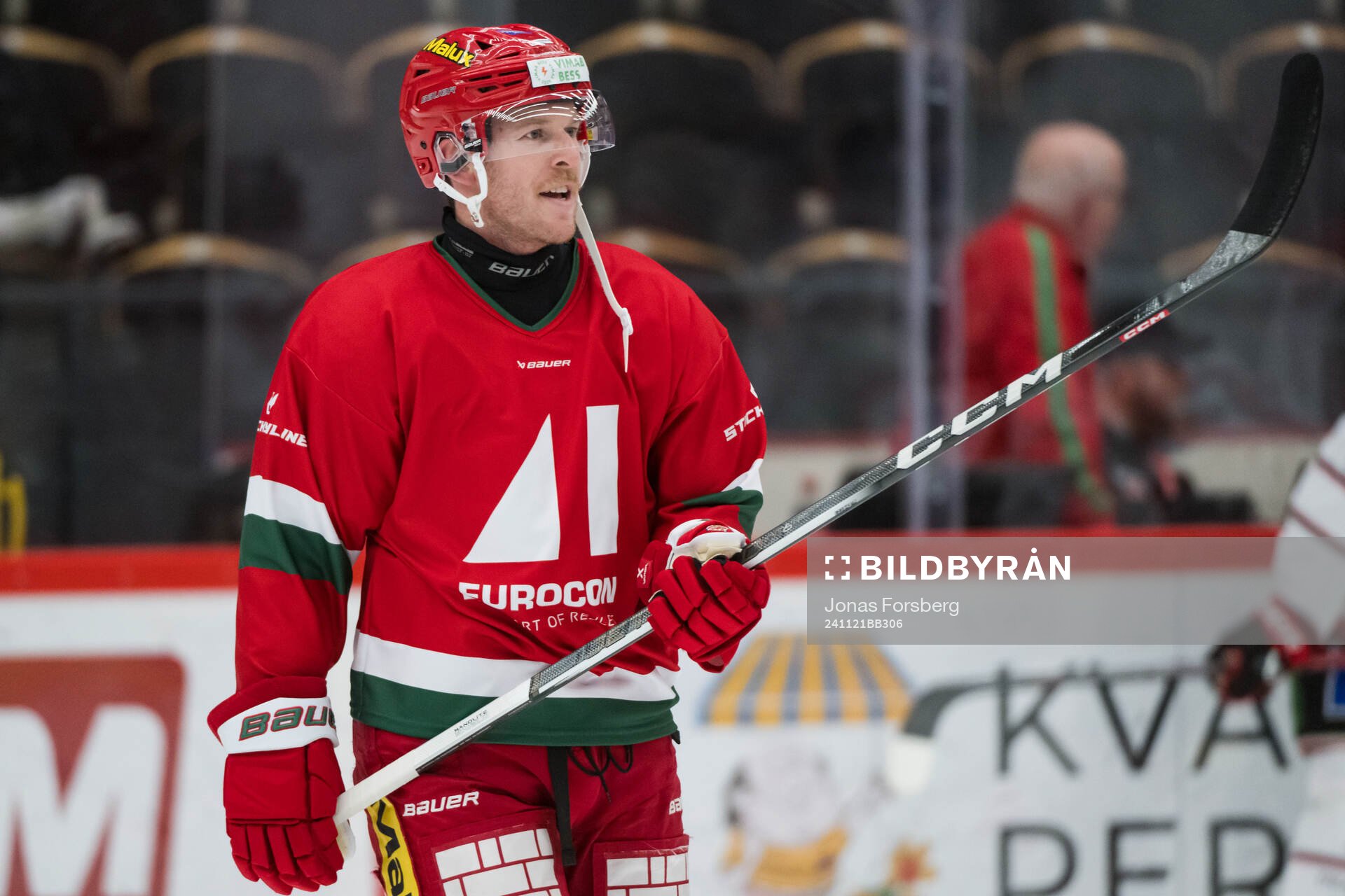 Modos Tyler Benson innan ishockeymatchen i SHL mellan Modo