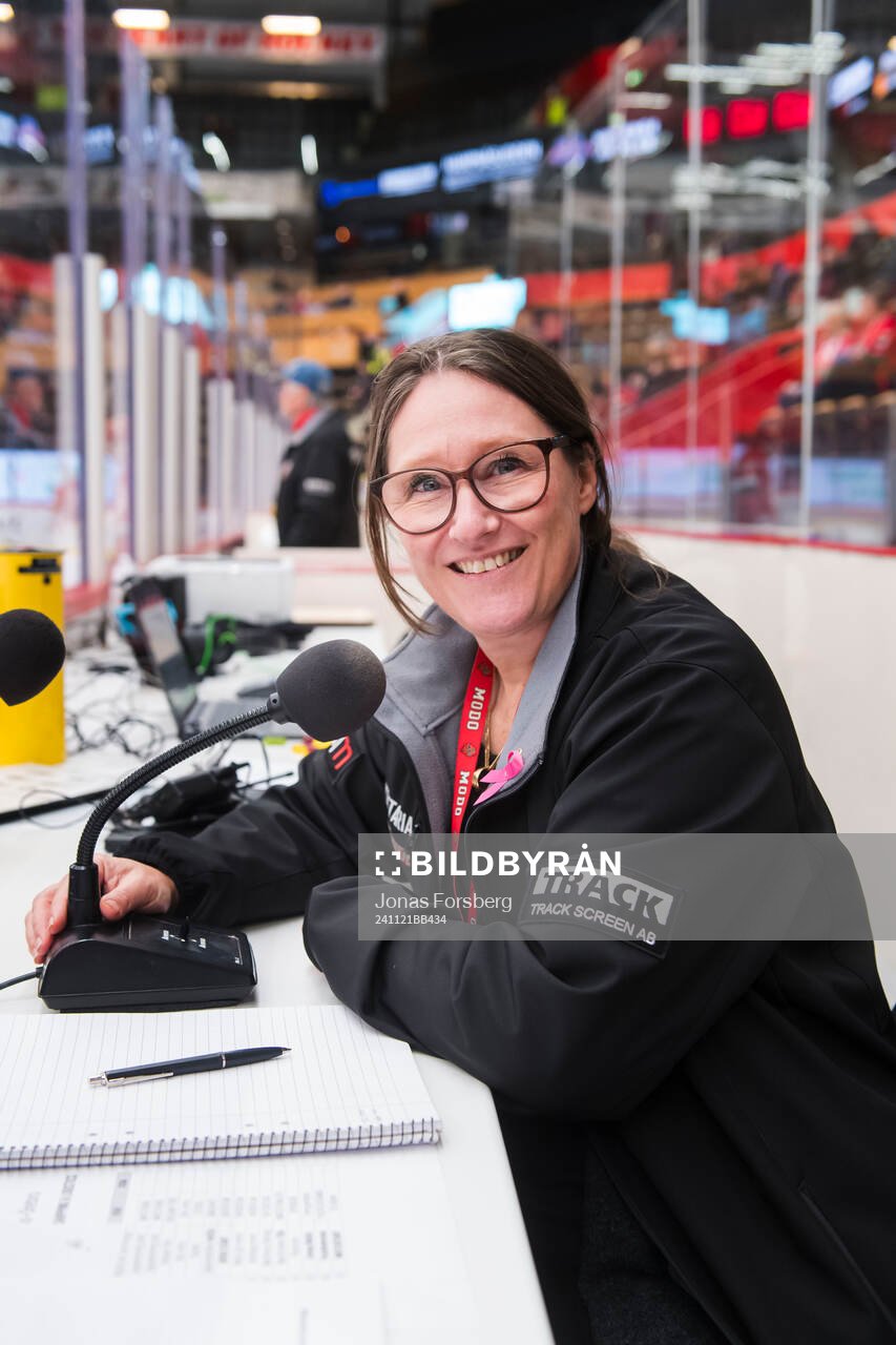 Karin Forsberg Selin speaker i Hägglunds Arena