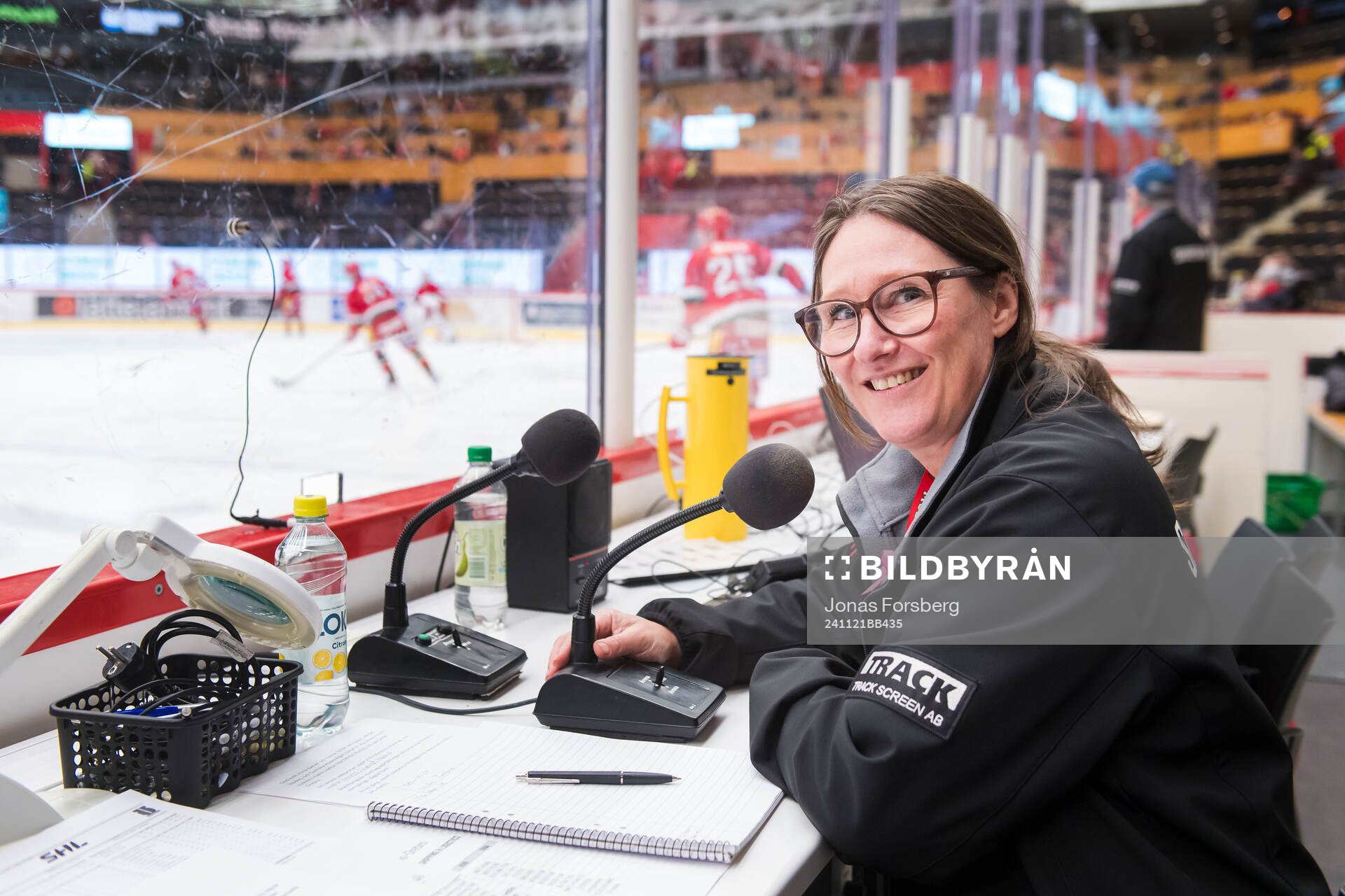 Karin Forsberg Selin speaker i Hägglunds Arena
