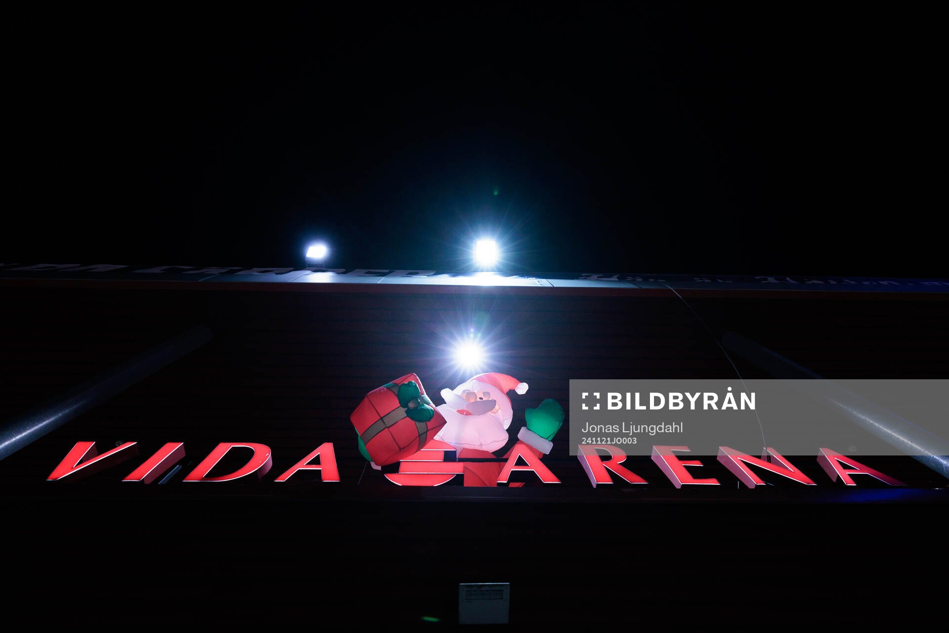 Exteriör vy av Vida arena med jultomte