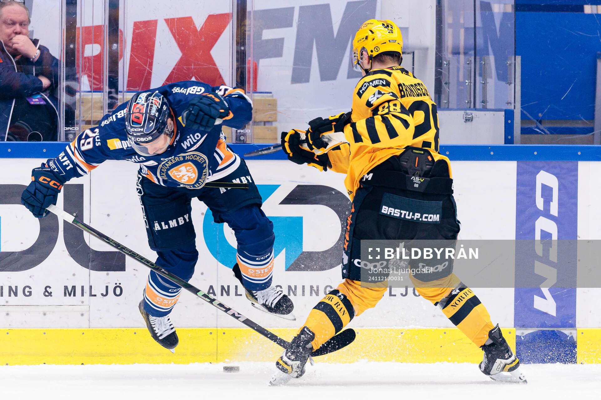 Växjös Hugo Gustafsson tacklas av Skellefteås Michael
