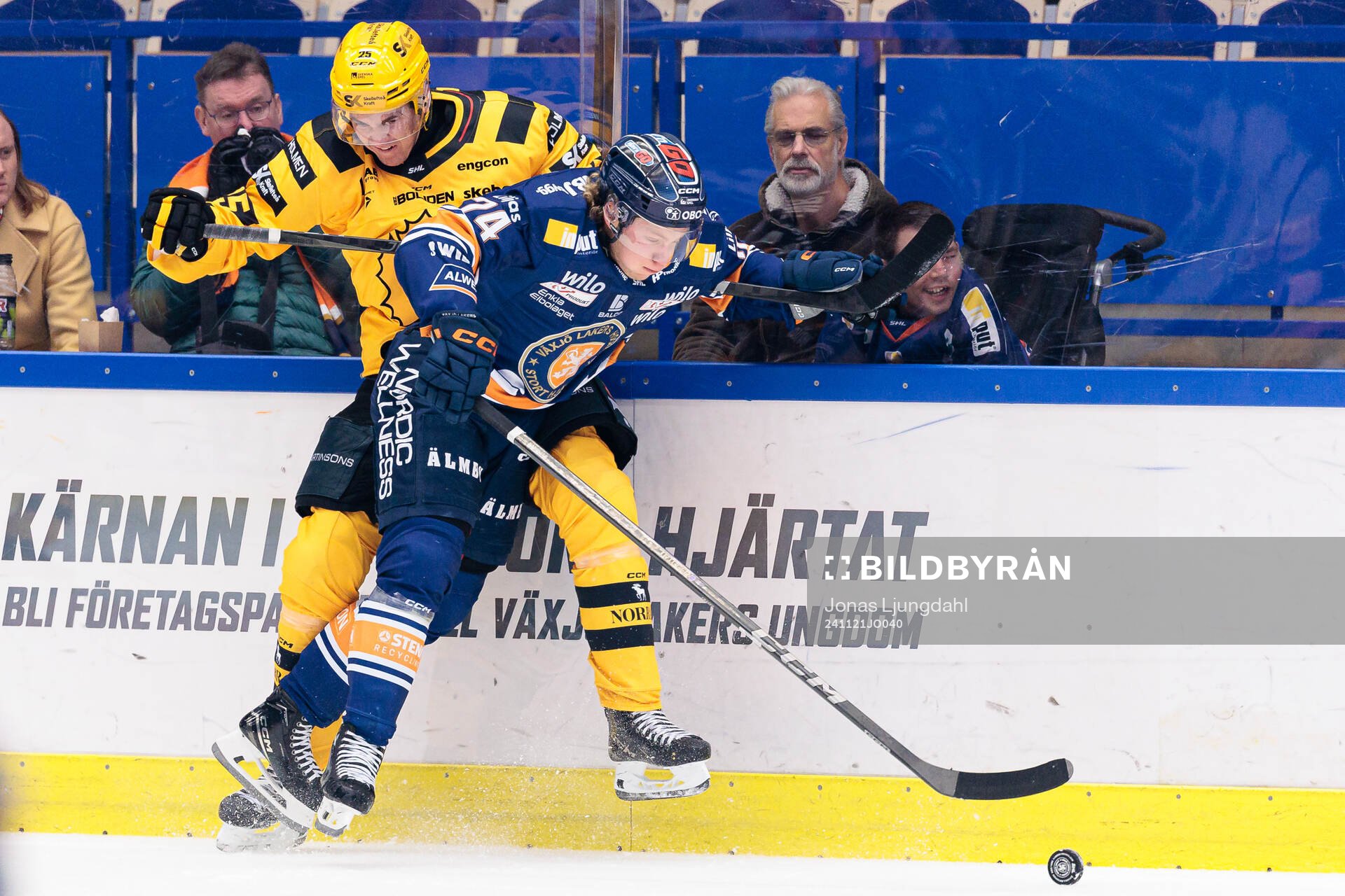 Skellefteås Pontus Johansson  blir tacklad av Växjös