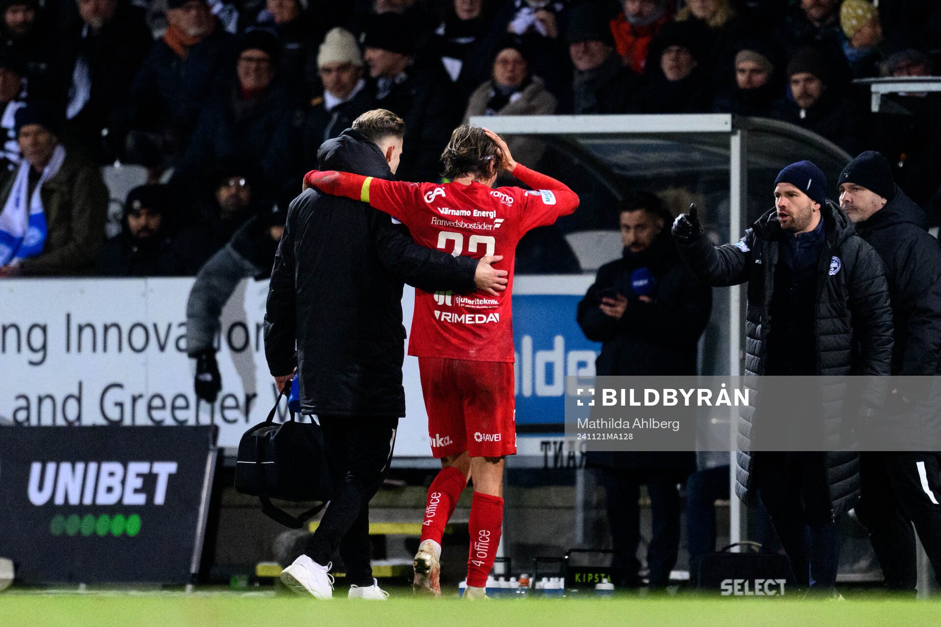 Värnamos Simon Thern lämnar planen skadad
