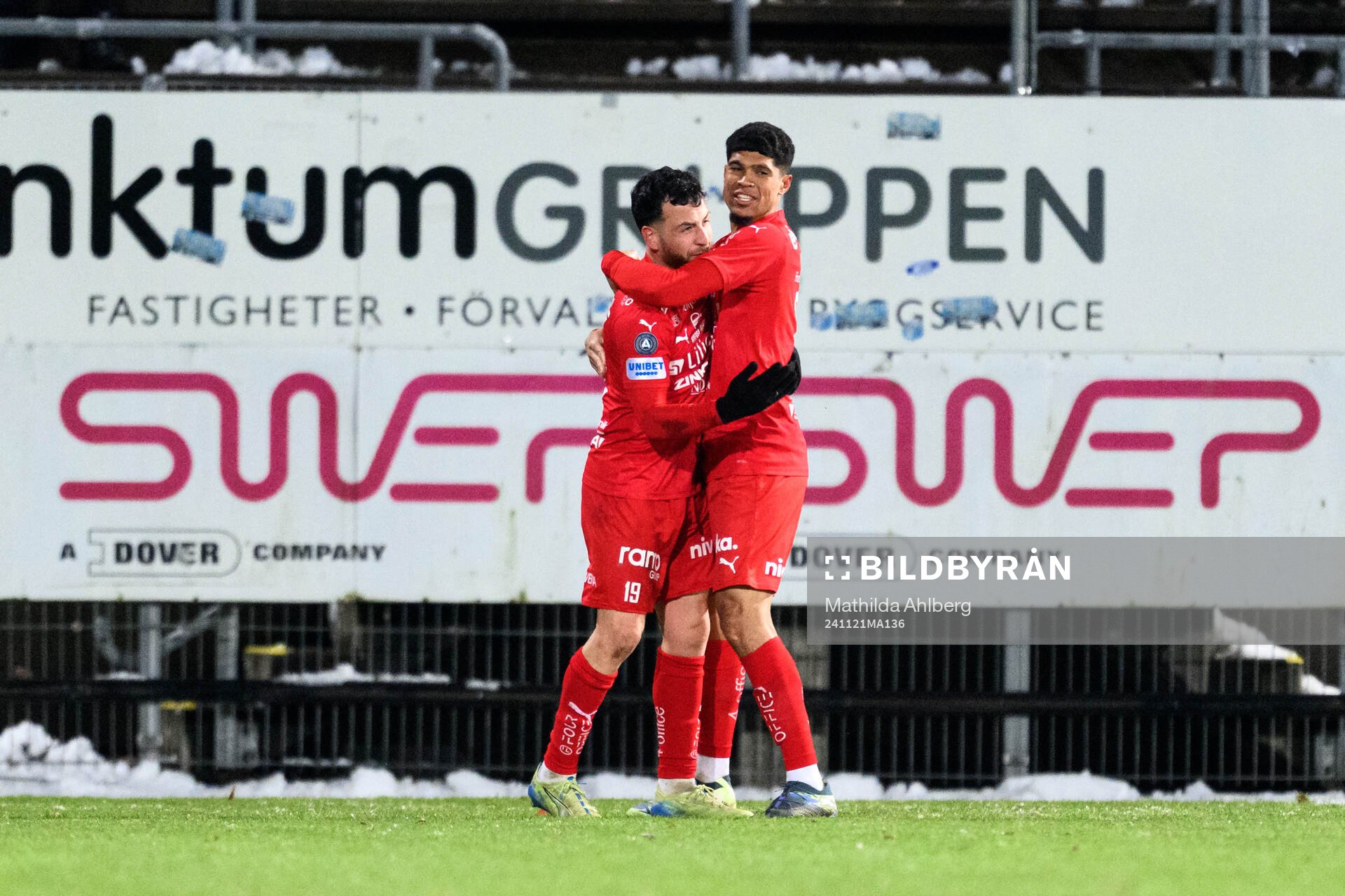 Värnamos Marco Bustos och Luke Le Roux jublar