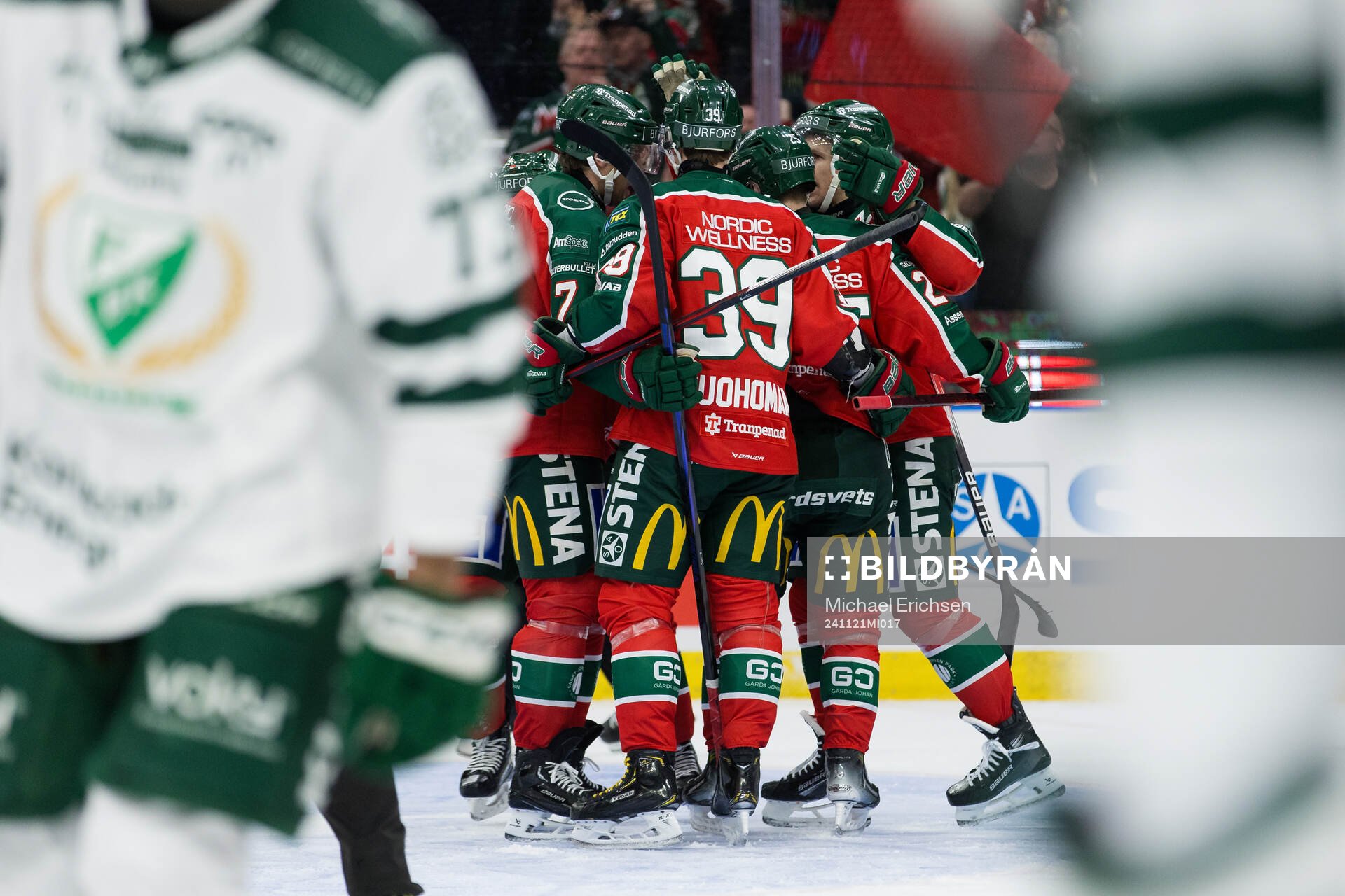 Frölundas Erik Thorell jublar med lagkamrater
