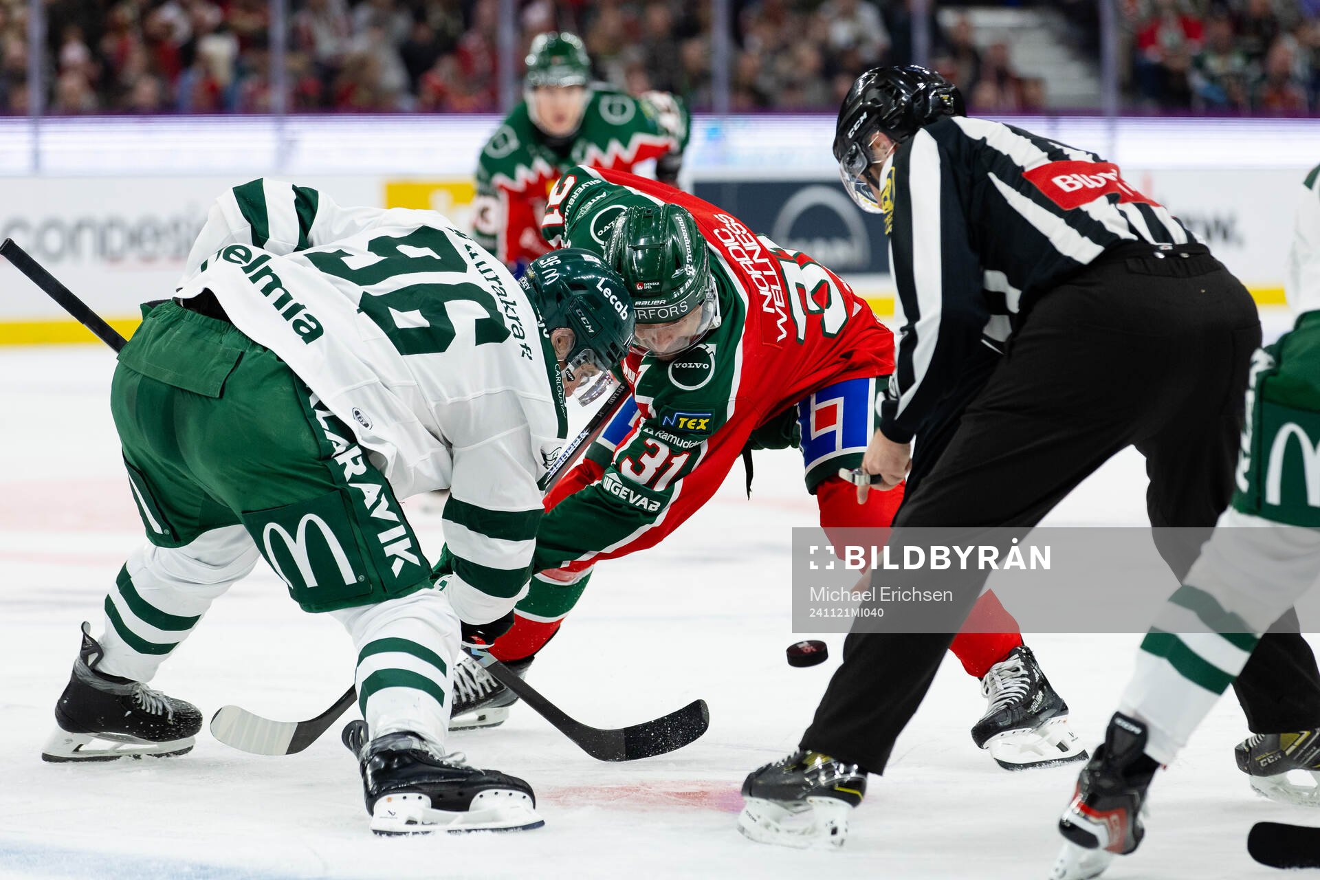 Färjestads David Tomasek tekar mot Frölundas Nicklas Lasu