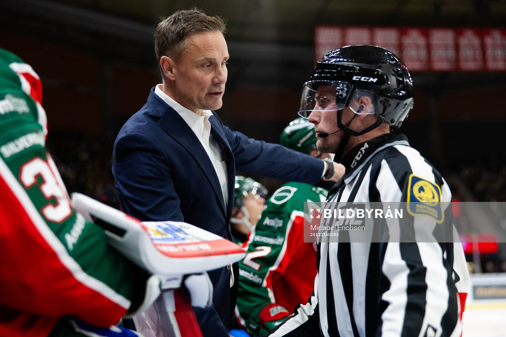 Frölundas tränare Roger Rönnberg pratar med linjedomare