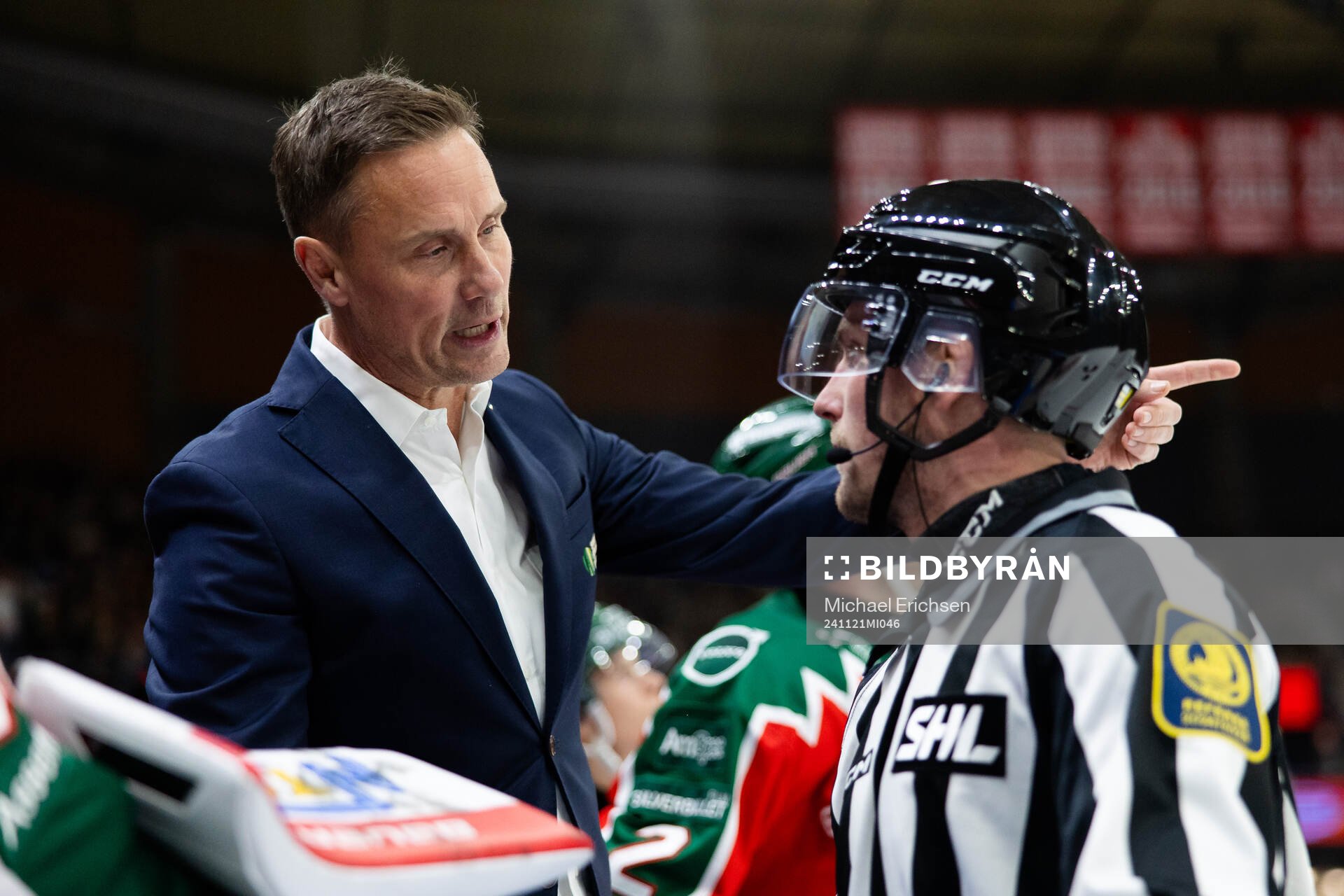 Frölundas tränare Roger Rönnberg pratar med linjedomare