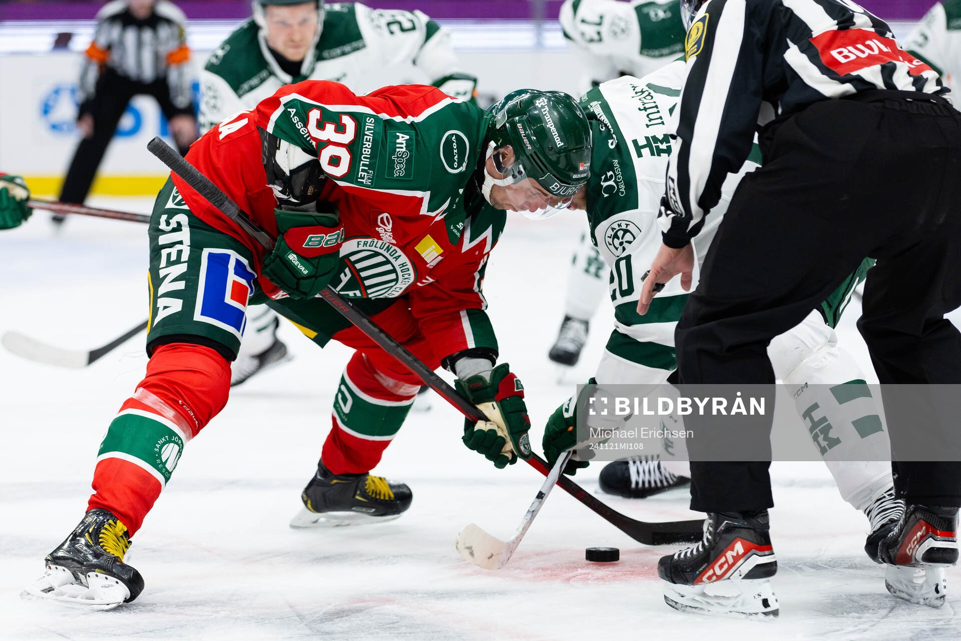 Frölundas Mikael Ruohomaa tekar mot Färjestads Marcus