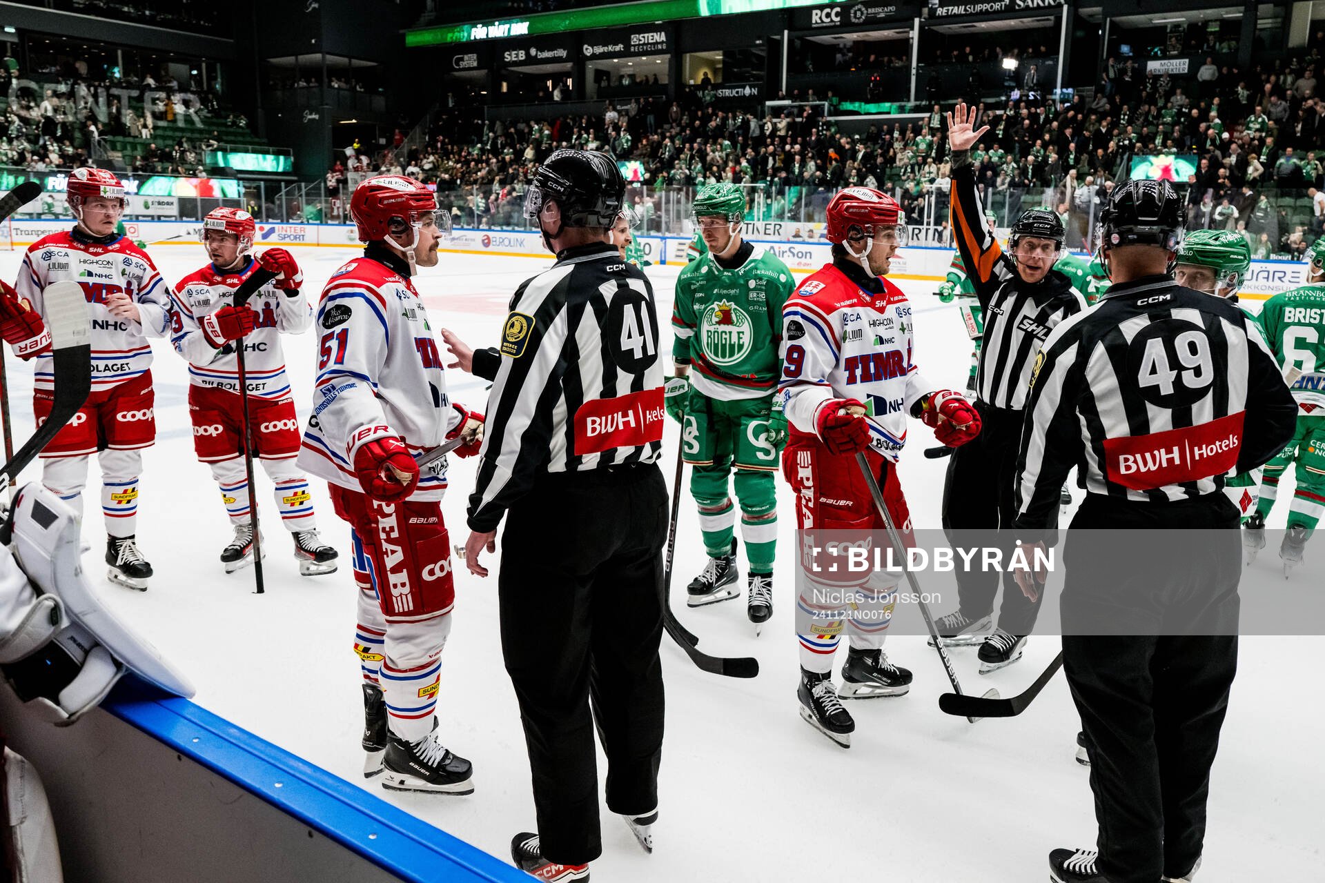 Domare Mikael Holm i samspråk med Rögle och Timrå