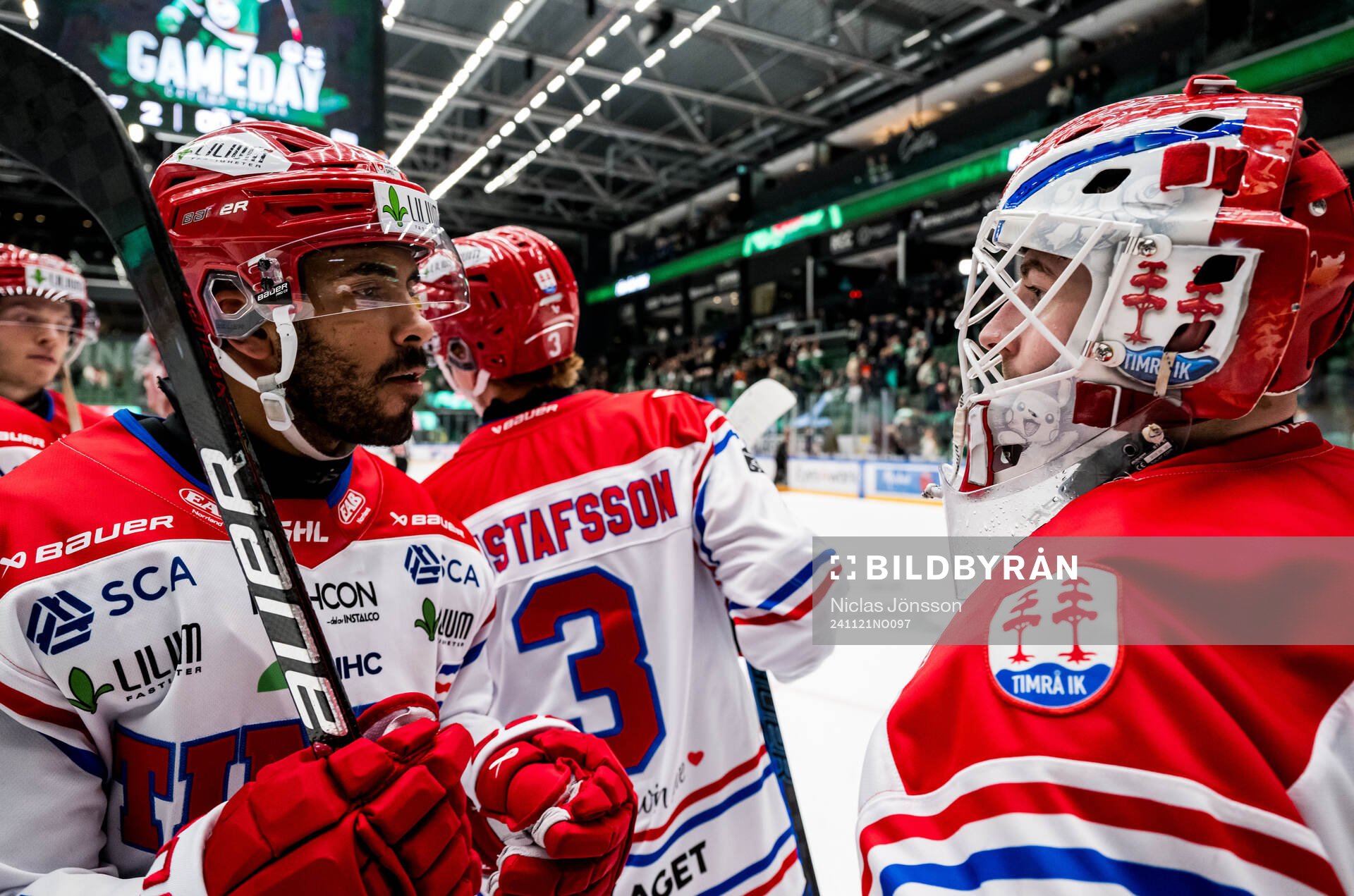 Timrås Jeremy Boyce-Rotevall och målvakt Tim Juel jublar