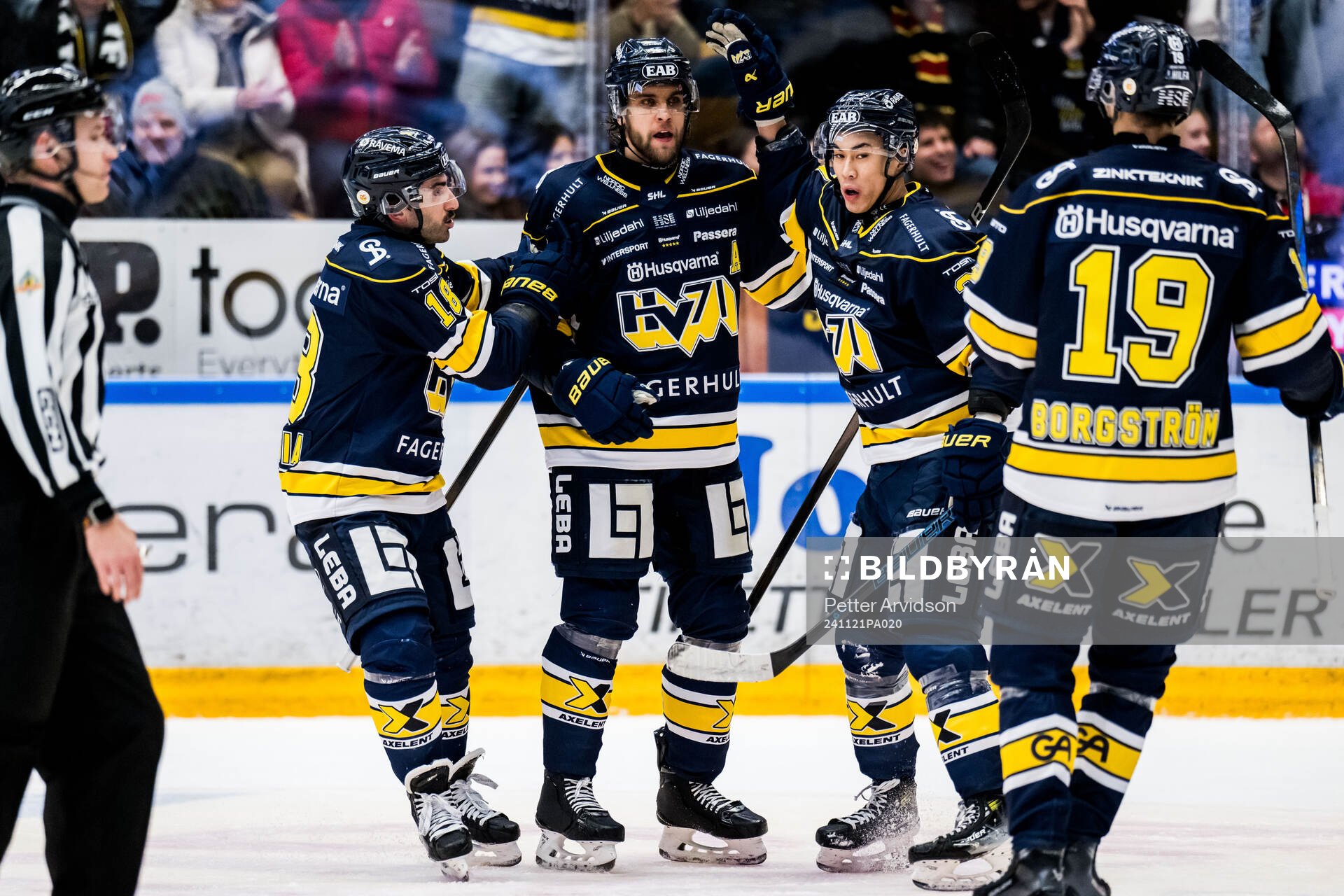 HV71s Joseph Laleggia, Joona Luoto och Jonathan Ang jublar