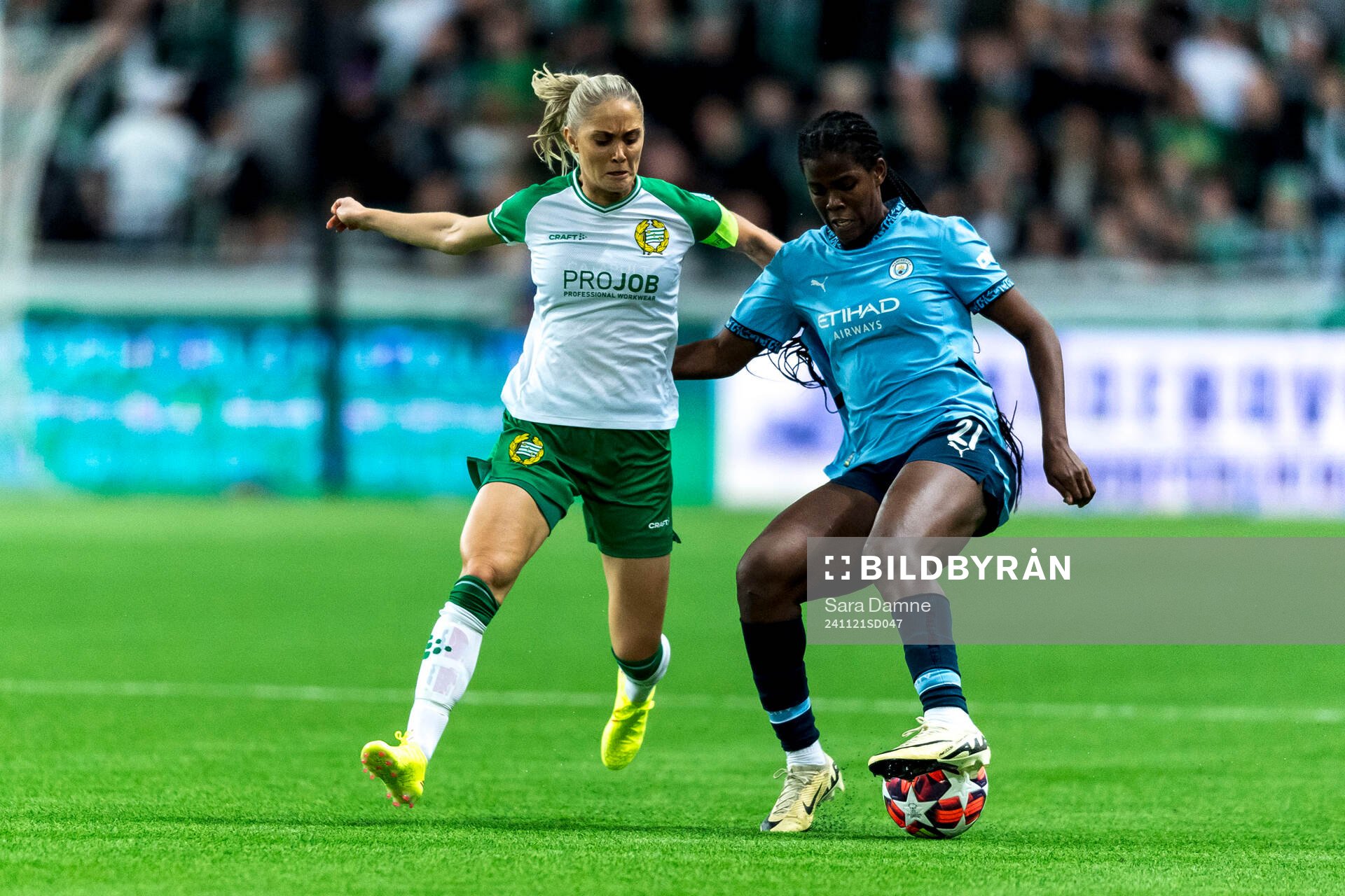 Alice Carlsson of Hammarby and Khadija Shaw of Manchester