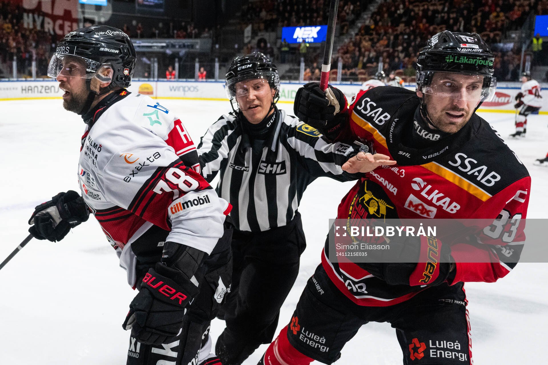 Malmö Redhawks Robin Hanzl, linjedomare Niclas Westman och