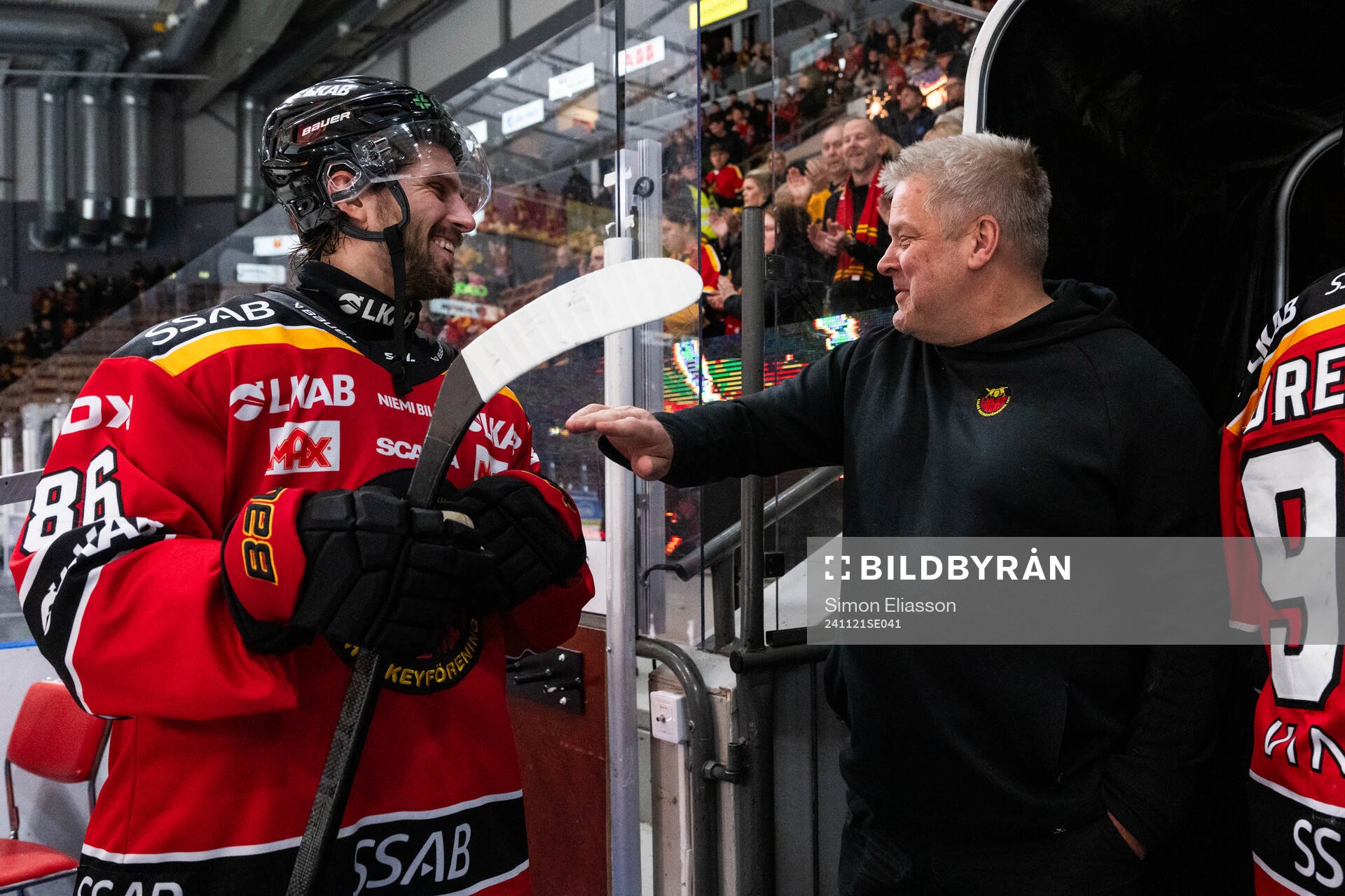 Luleås Mathias Bromé och sportchef Thomas Fröberg jublar