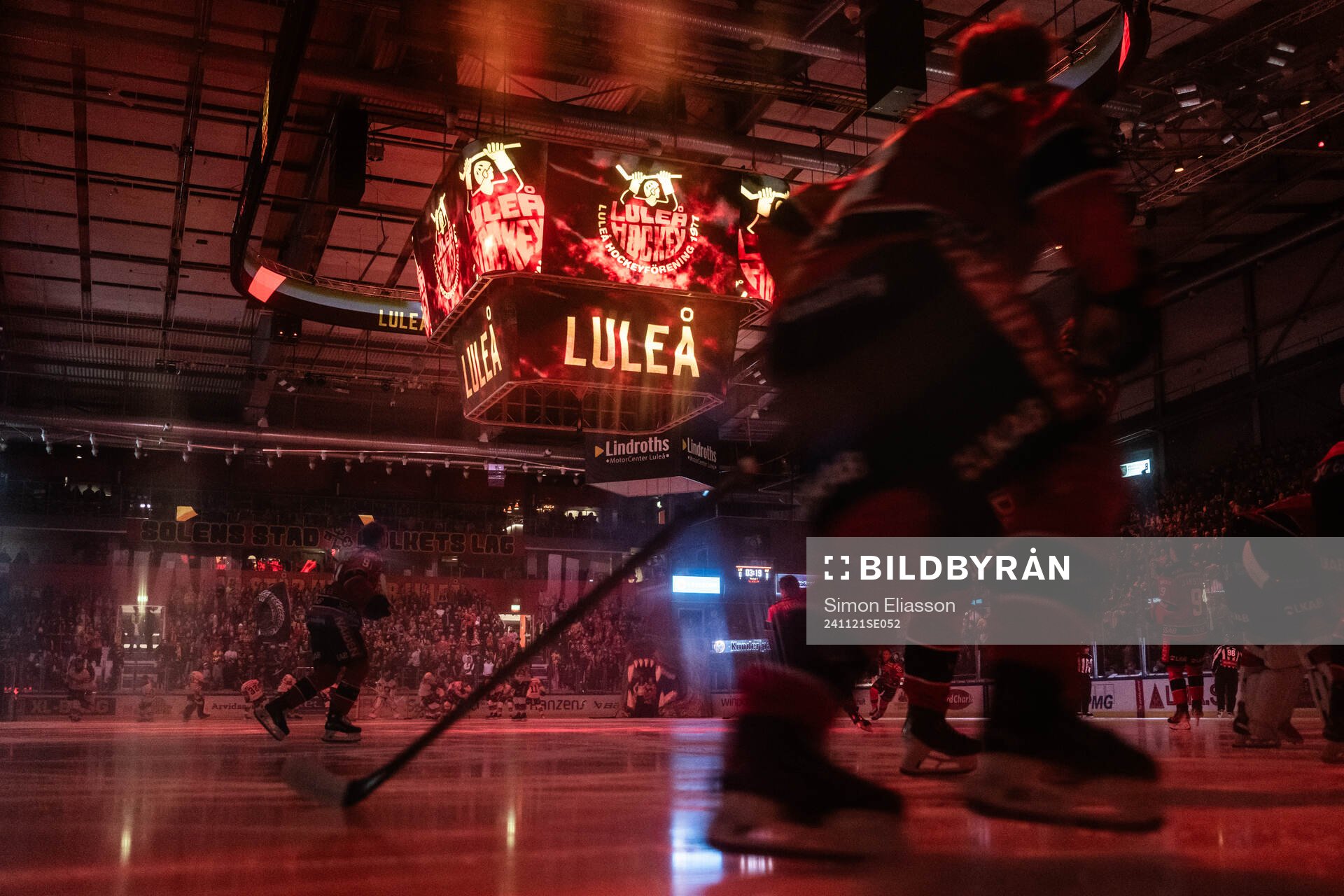 Spelarna på isen och Luleås mediekub med texten Luleå