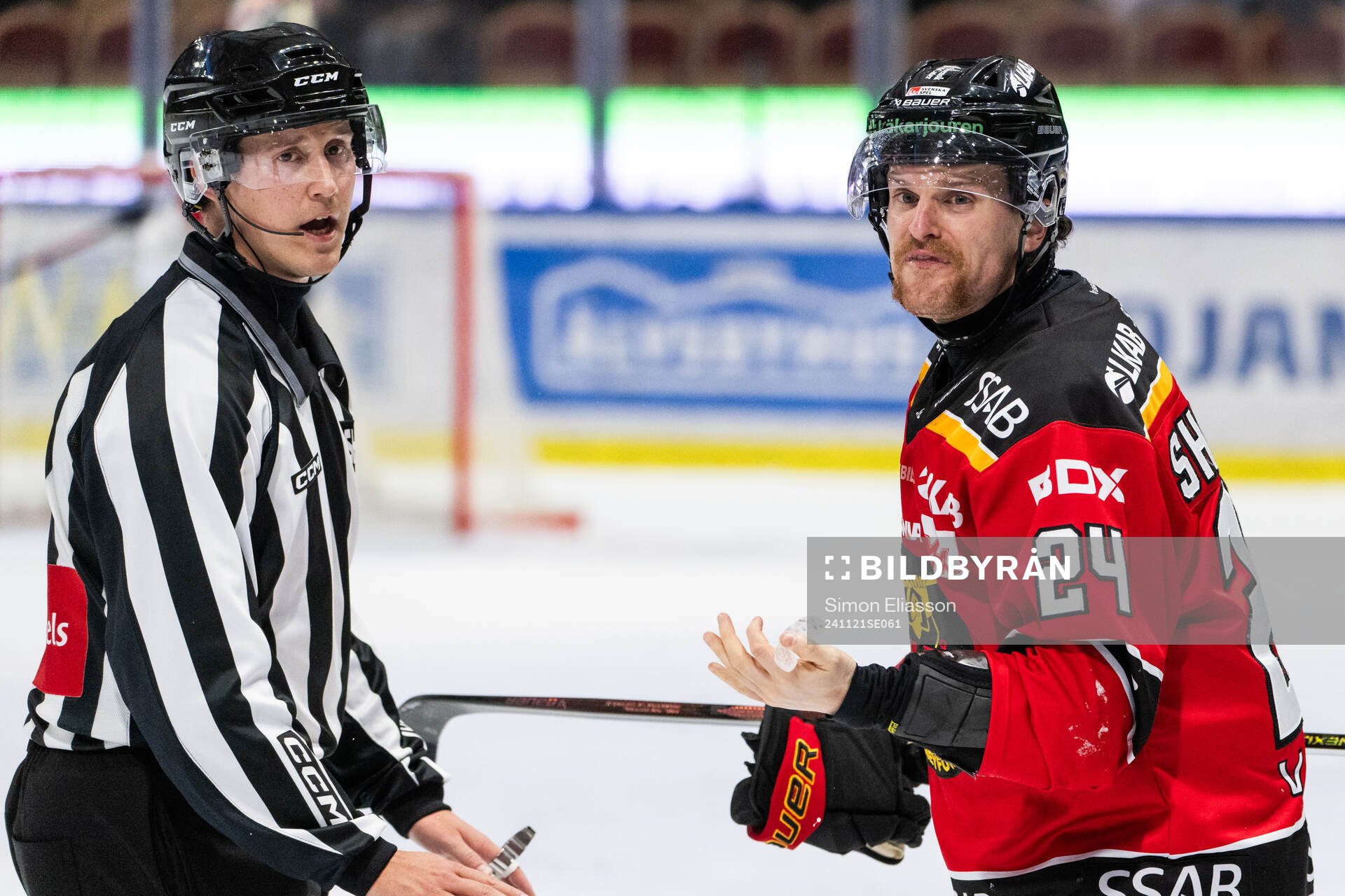 Linjedomare Rickard Westman och Luleås Brendan Shinnimin