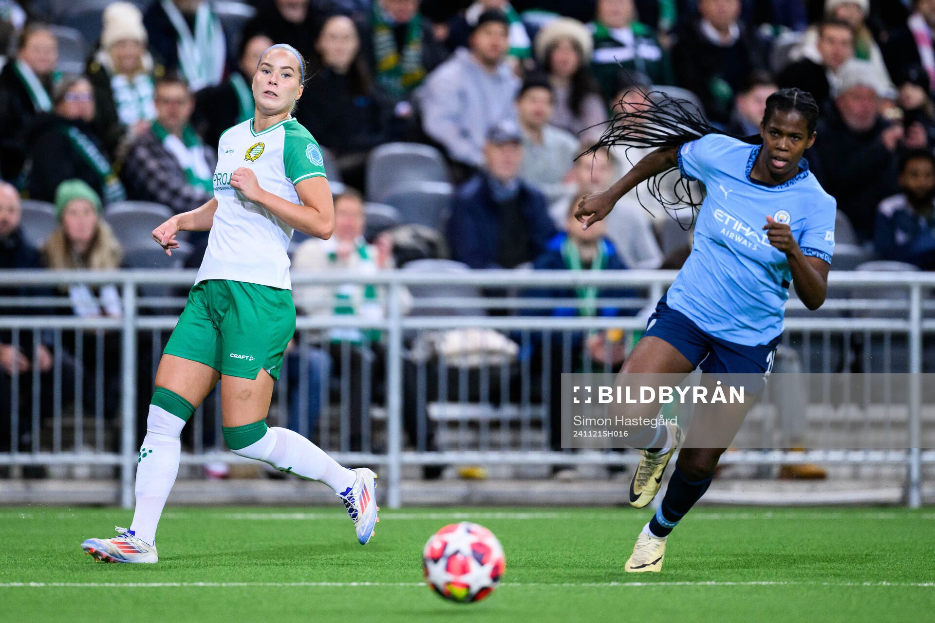 Eva Nyström of Hammarby and Khadija Shaw of Manchester City