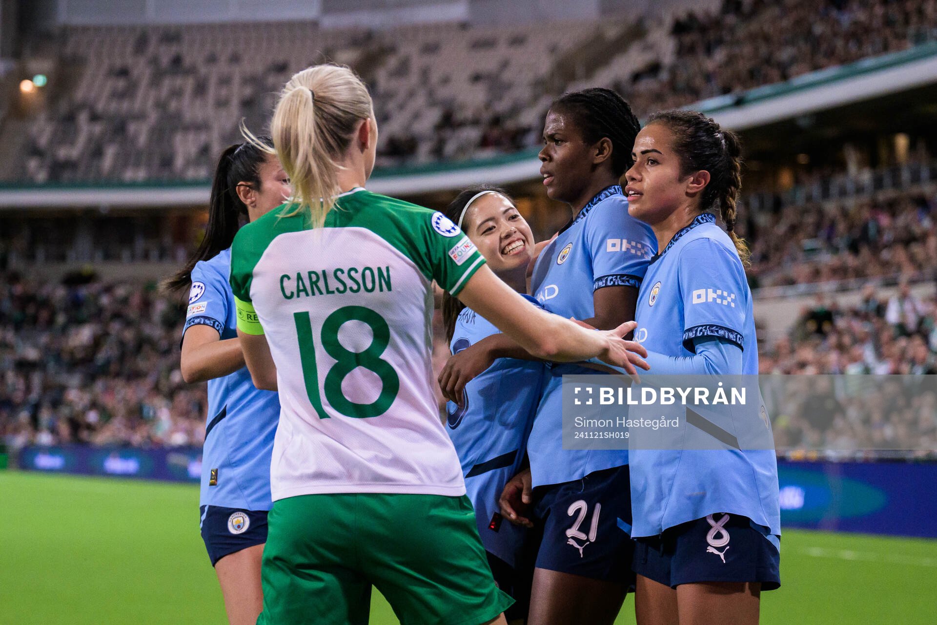 Alice Carlsson of Hammarby and Khadija Shaw of Manchester