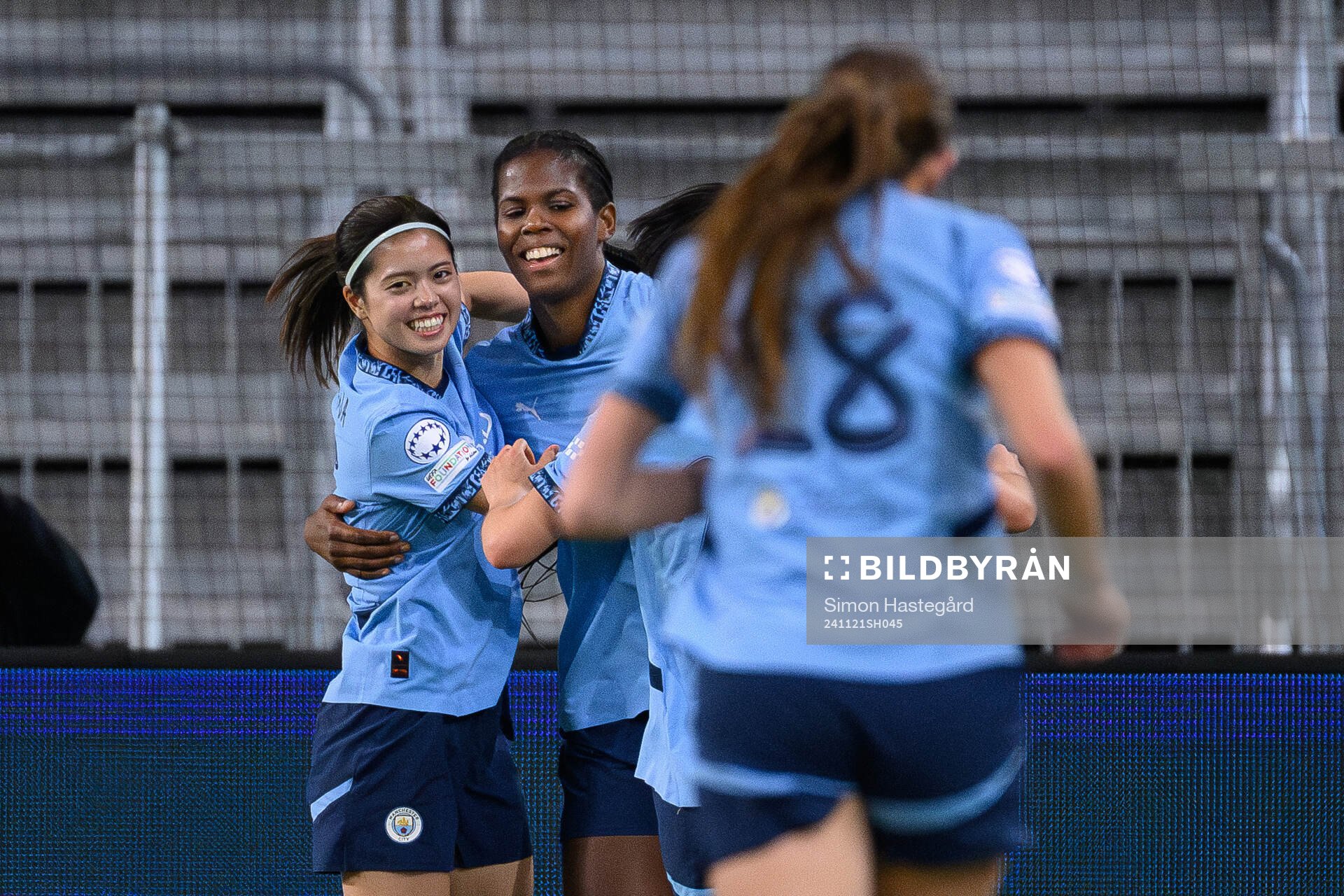 Yui Hasegawa and Khadija Shaw of Manchester City celebrate