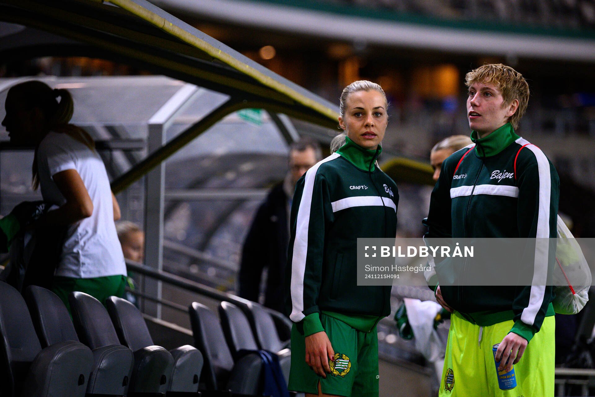 Lotta Ökvist and goalkeeper Moa Edrud of Hammarby