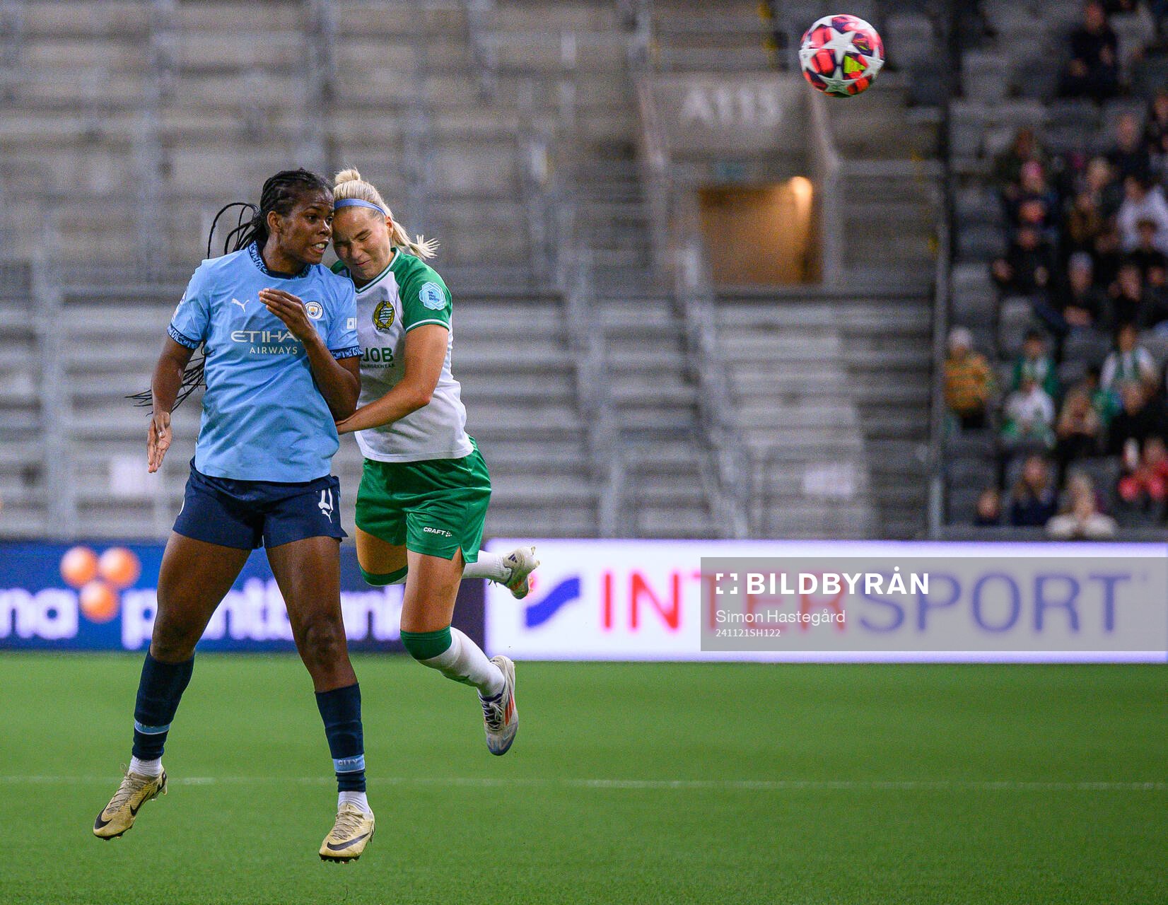 Khadija Shaw of Manchester City and Eva Nyström of Hammarby