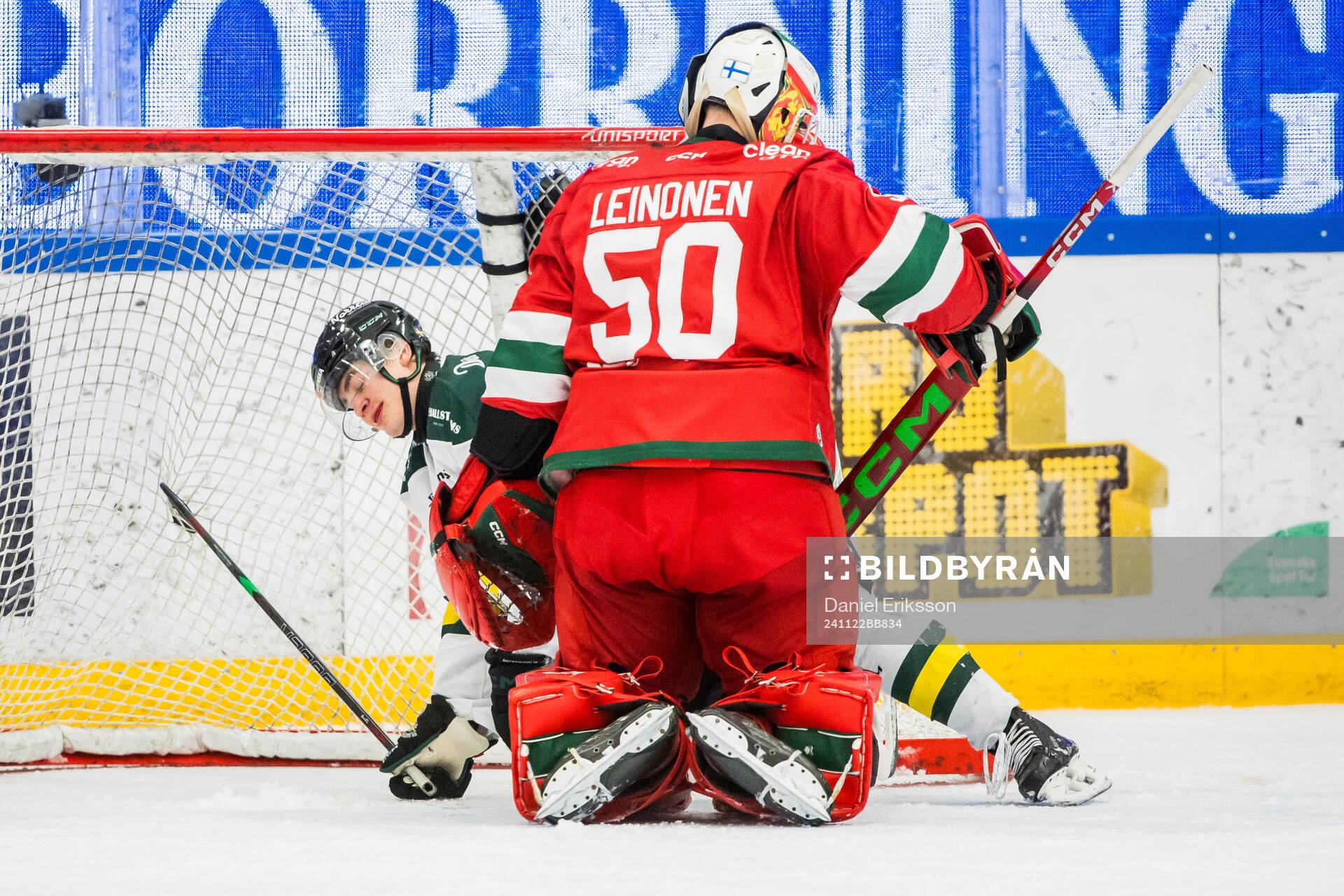 Östersunds Jakob Norén och Moras målvakt Topias Leinonen