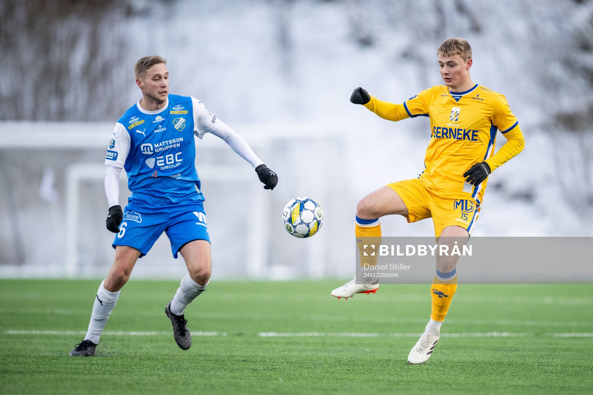 Oddevolds Axel Pettersson och IFK Göteborgs David Kjær Kruse under fotbollsmatchen mellan Oddevold och IFK Göteborg den 22 november 2024 i Uddevalla.