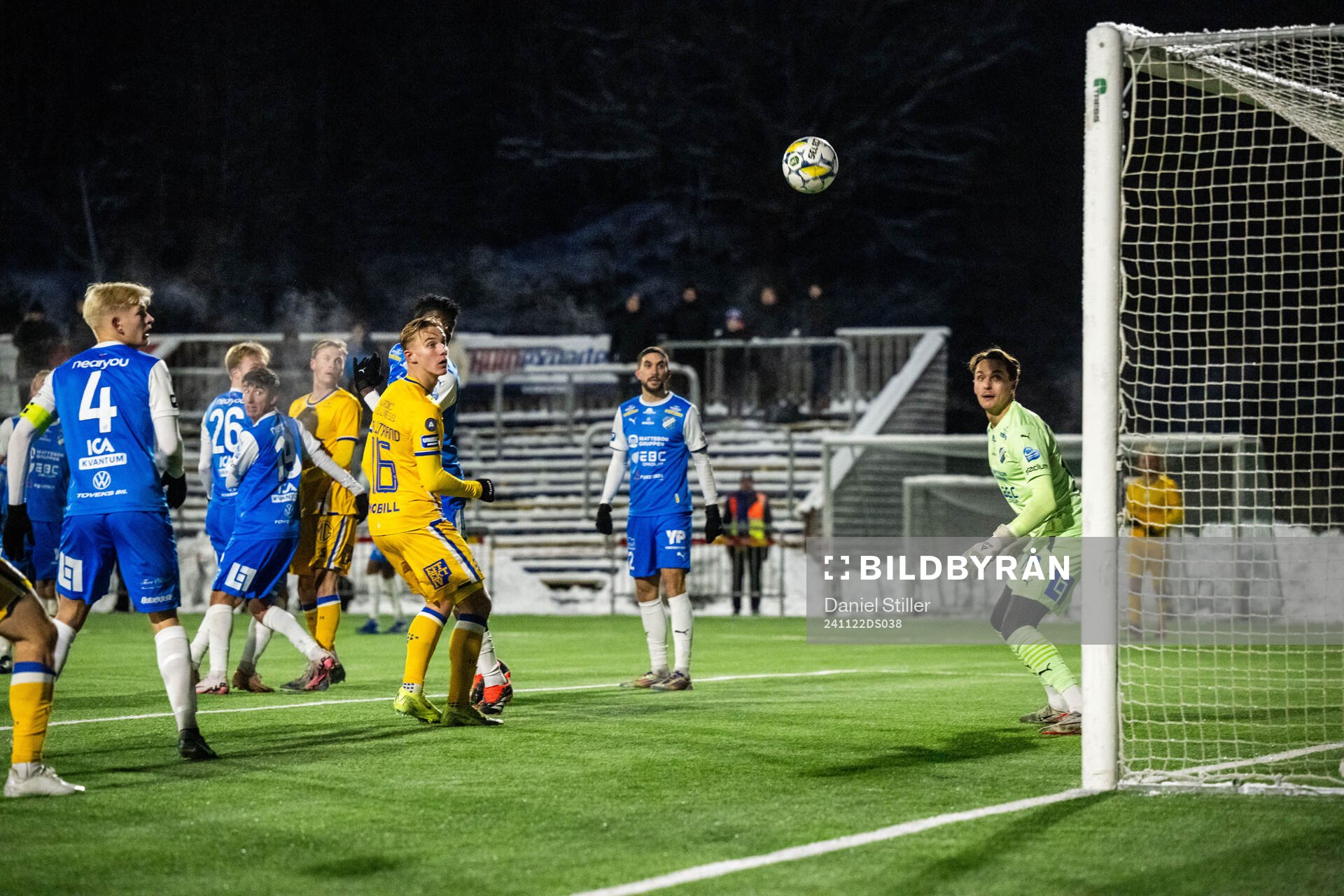 IFK Göteborgs Linus Carlstrand ser 1-2 gå in bakom