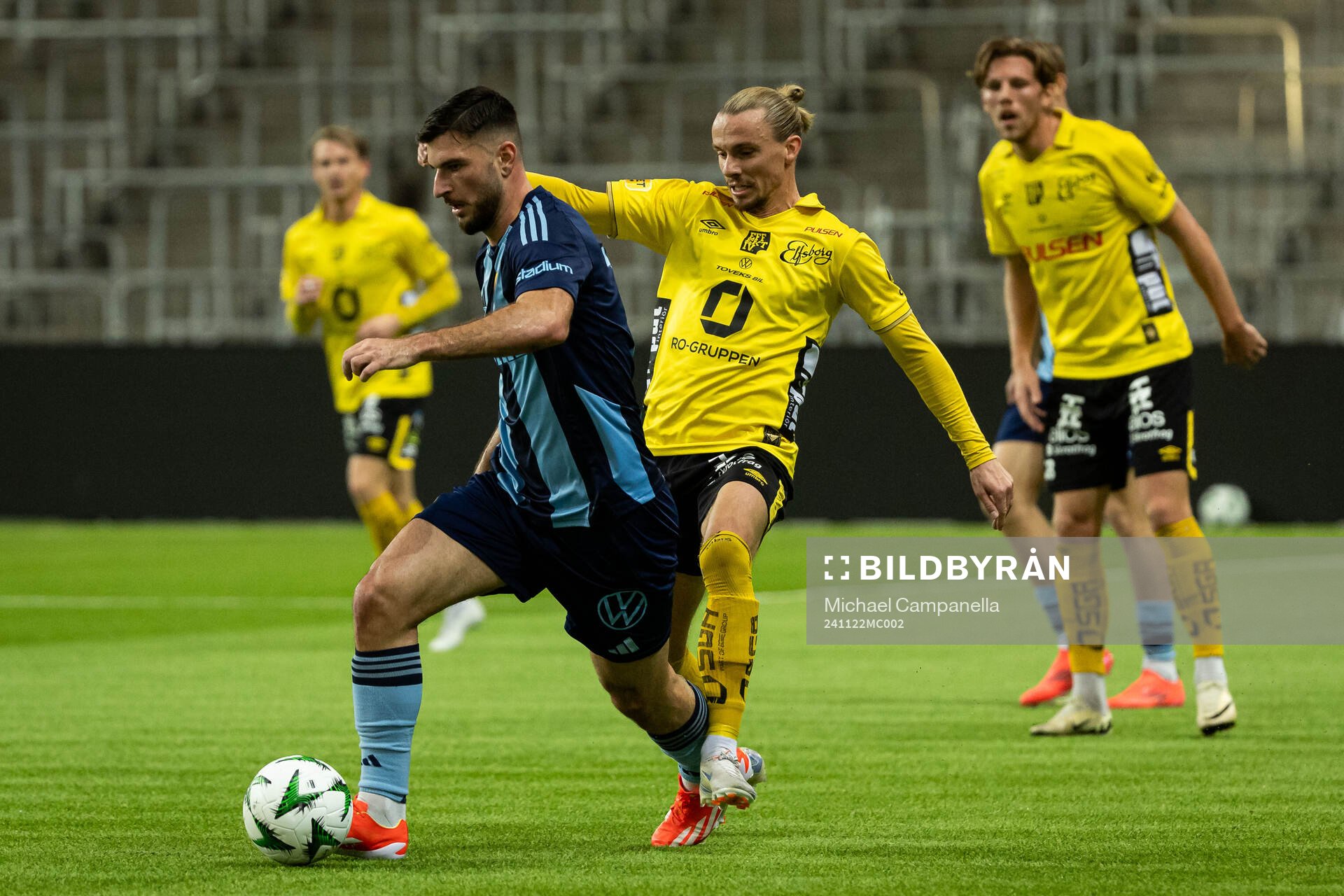 Djurgårdens Besard Sabovic och Elfsborgs Niklas Hult
