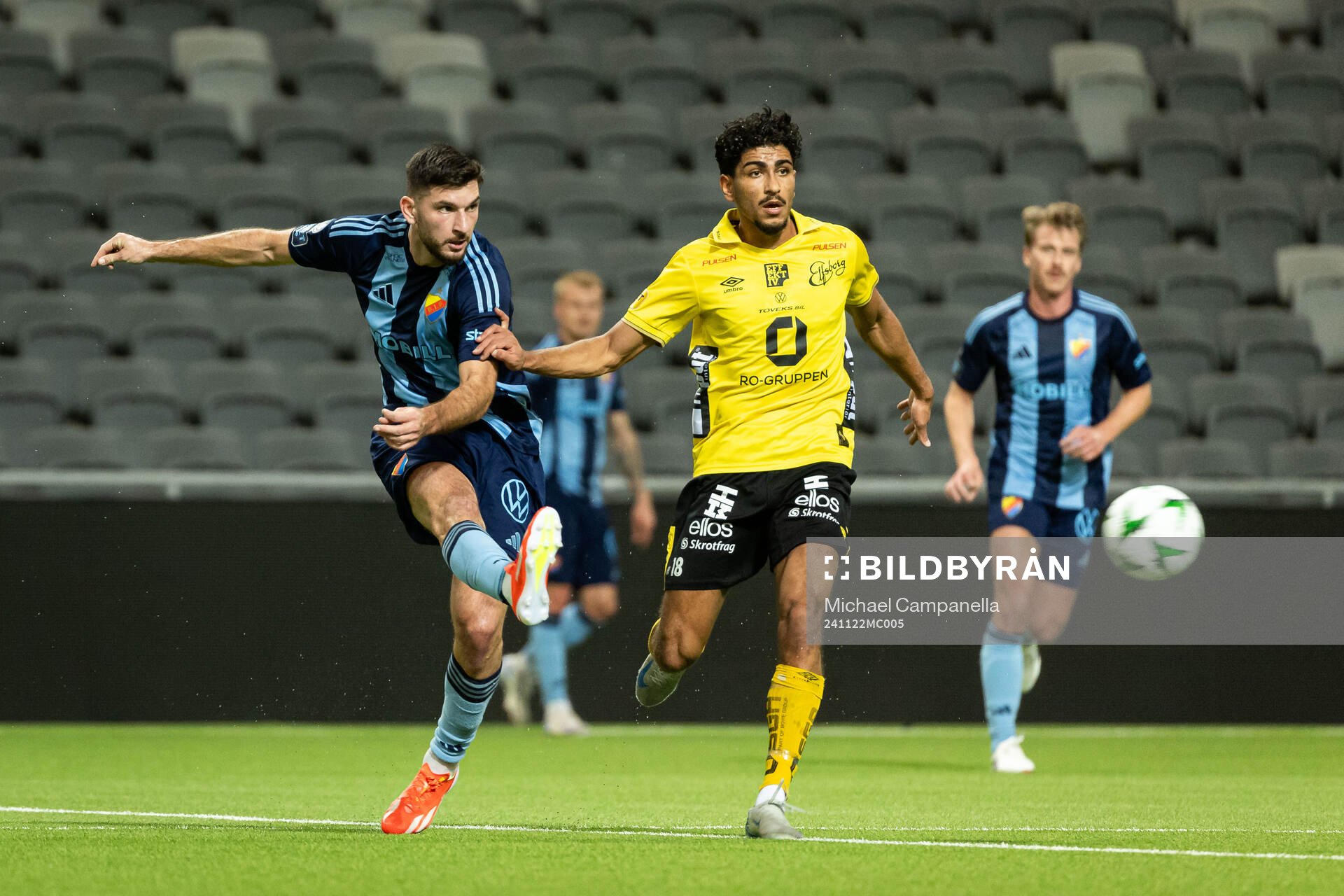 Djurgårdens Besard Sabovic och Elfsborgs Ahmed Qasem