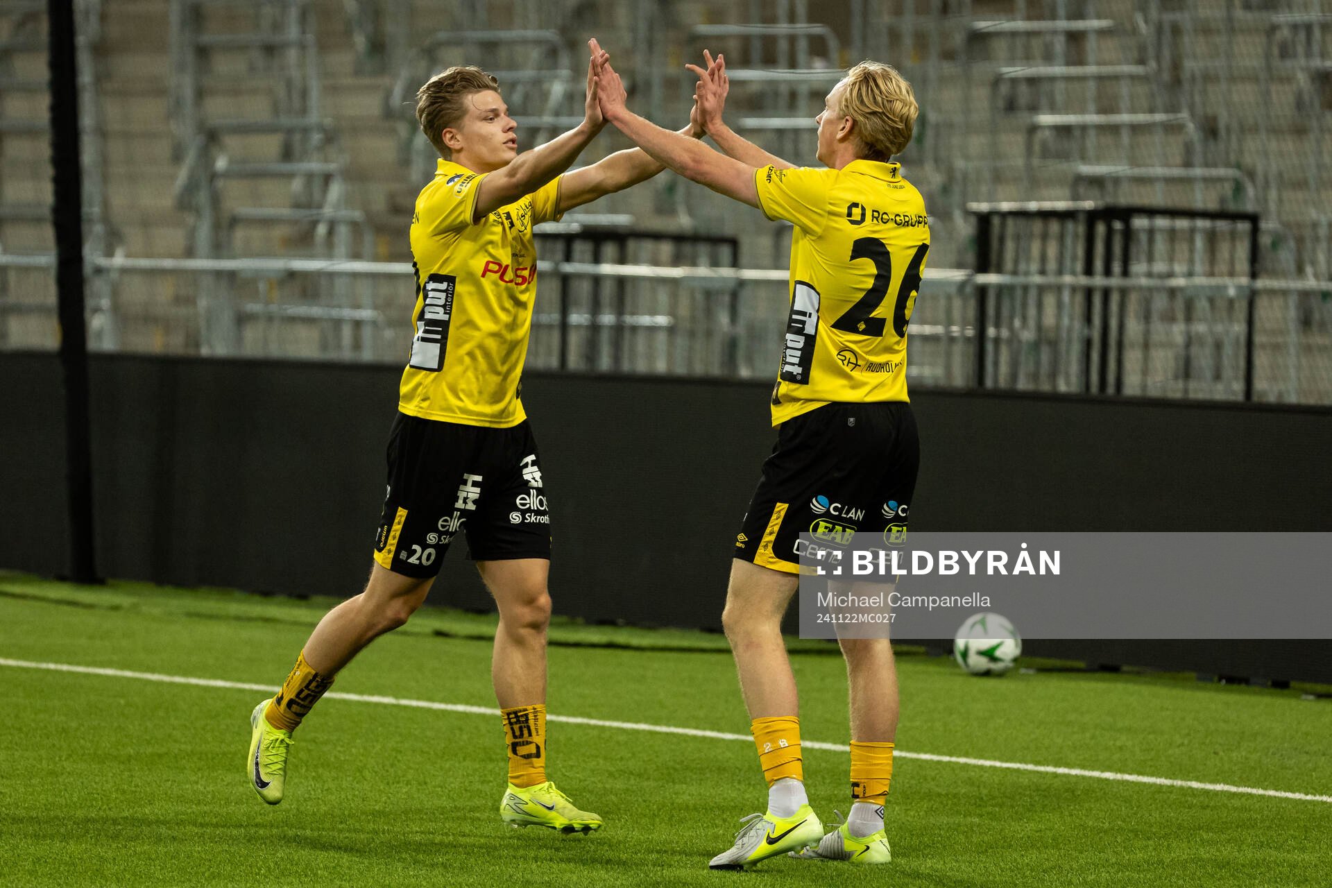 Elfsborgs Ludvig Richtnér jublar med Gottfrid Rapp efter han gör 0-3 under en träningsmatch mellan Djurgården och Elfsborg den 22 november 2024 i Stockholm.