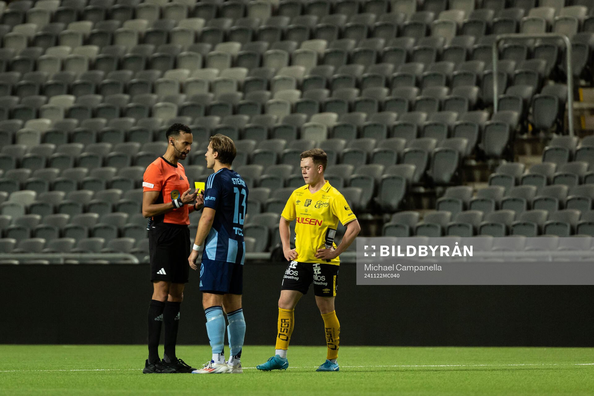 Djurgårdens Daniel Stensson får en gul kort