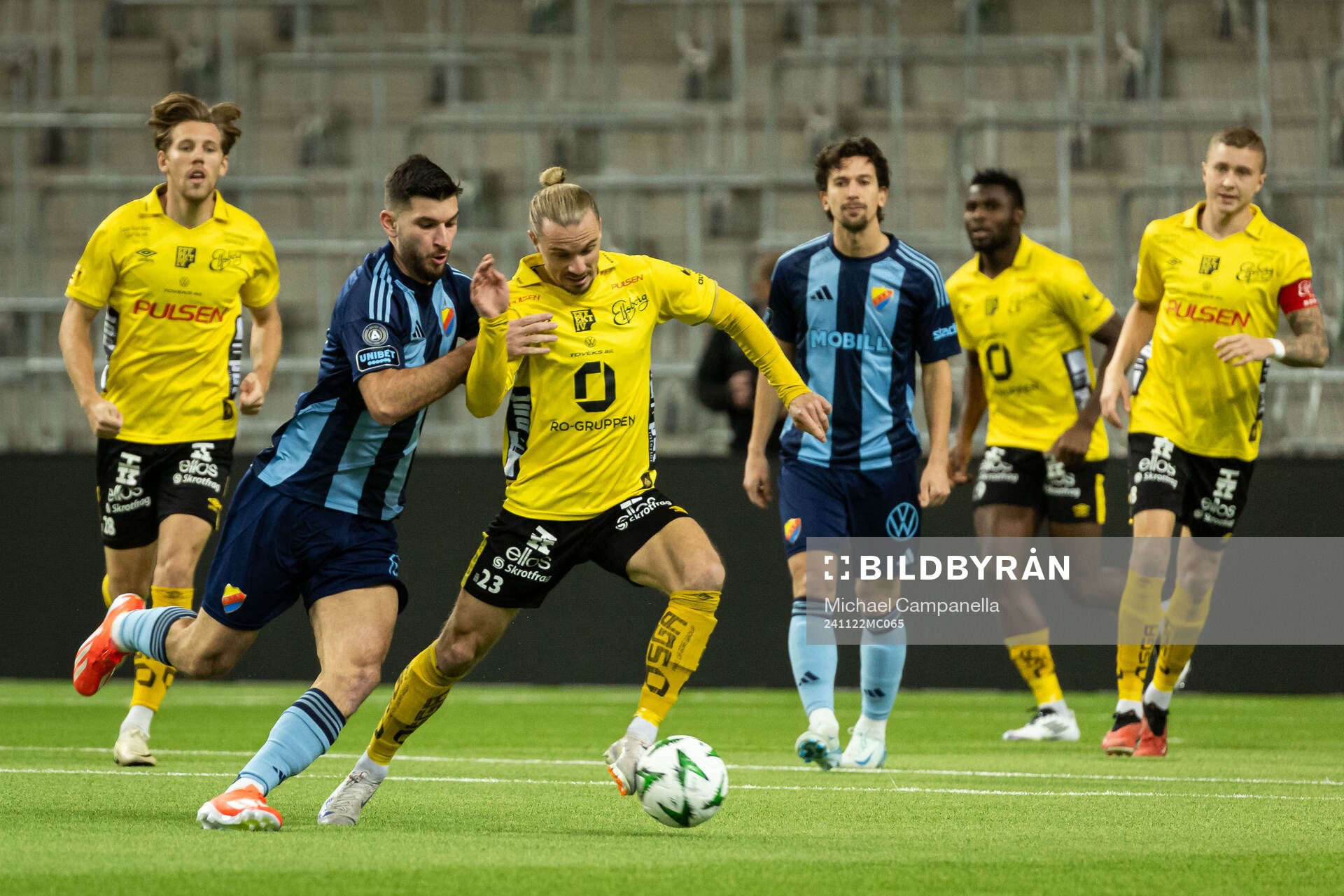 Djurgårdens Besard Sabovic och Elfsborgs Niklas Hult