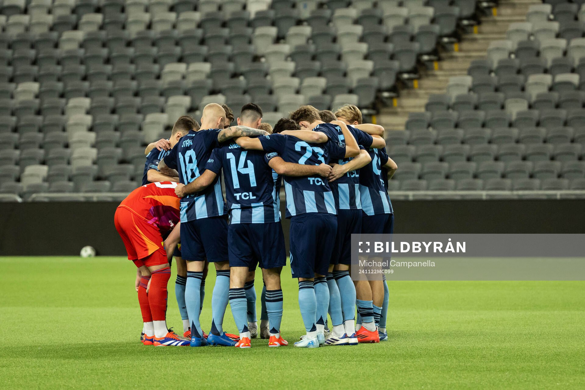 Djurgårdens spelare i en kram