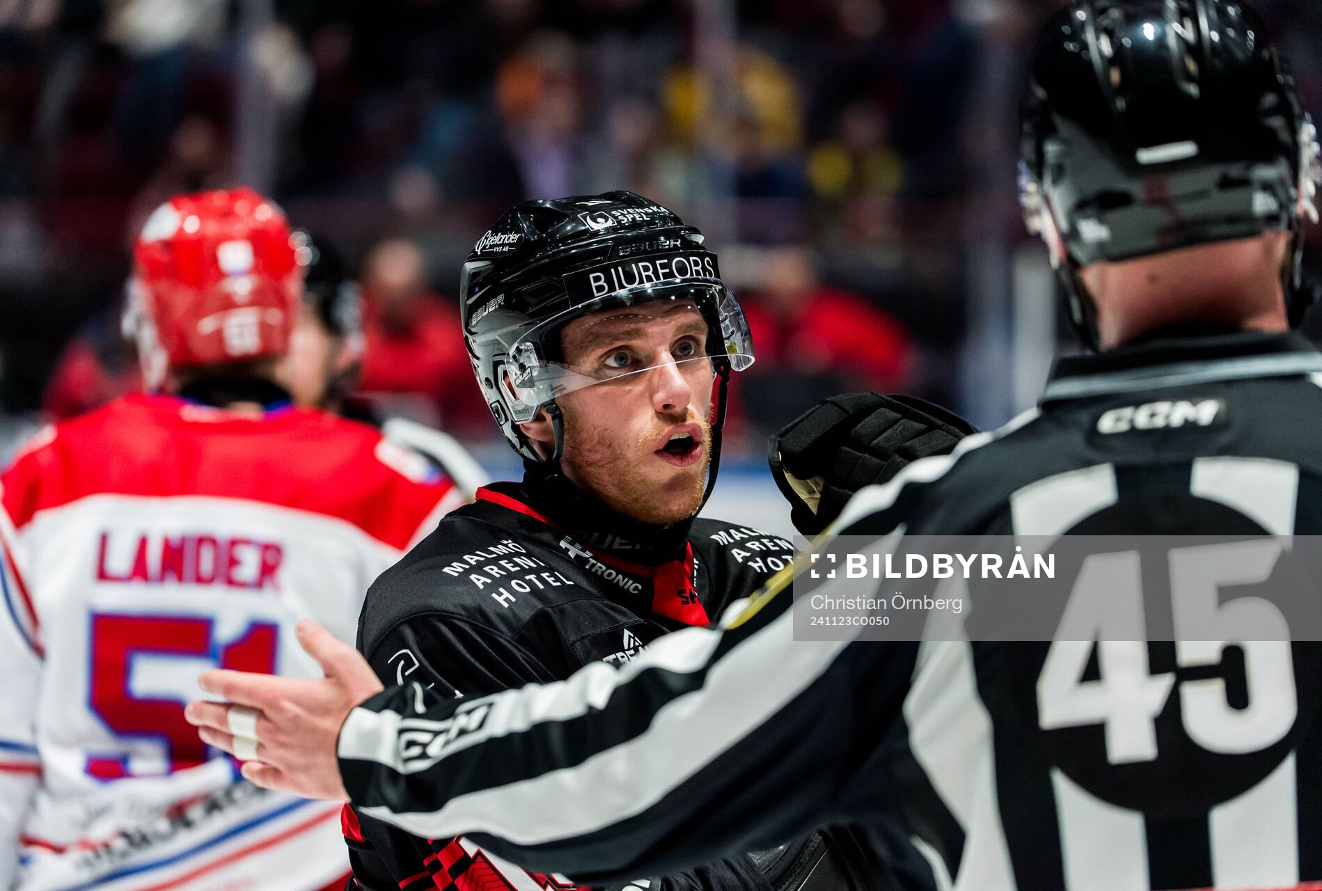 Malmö Redhawks Matias Lassen och Linjedomare Andréas