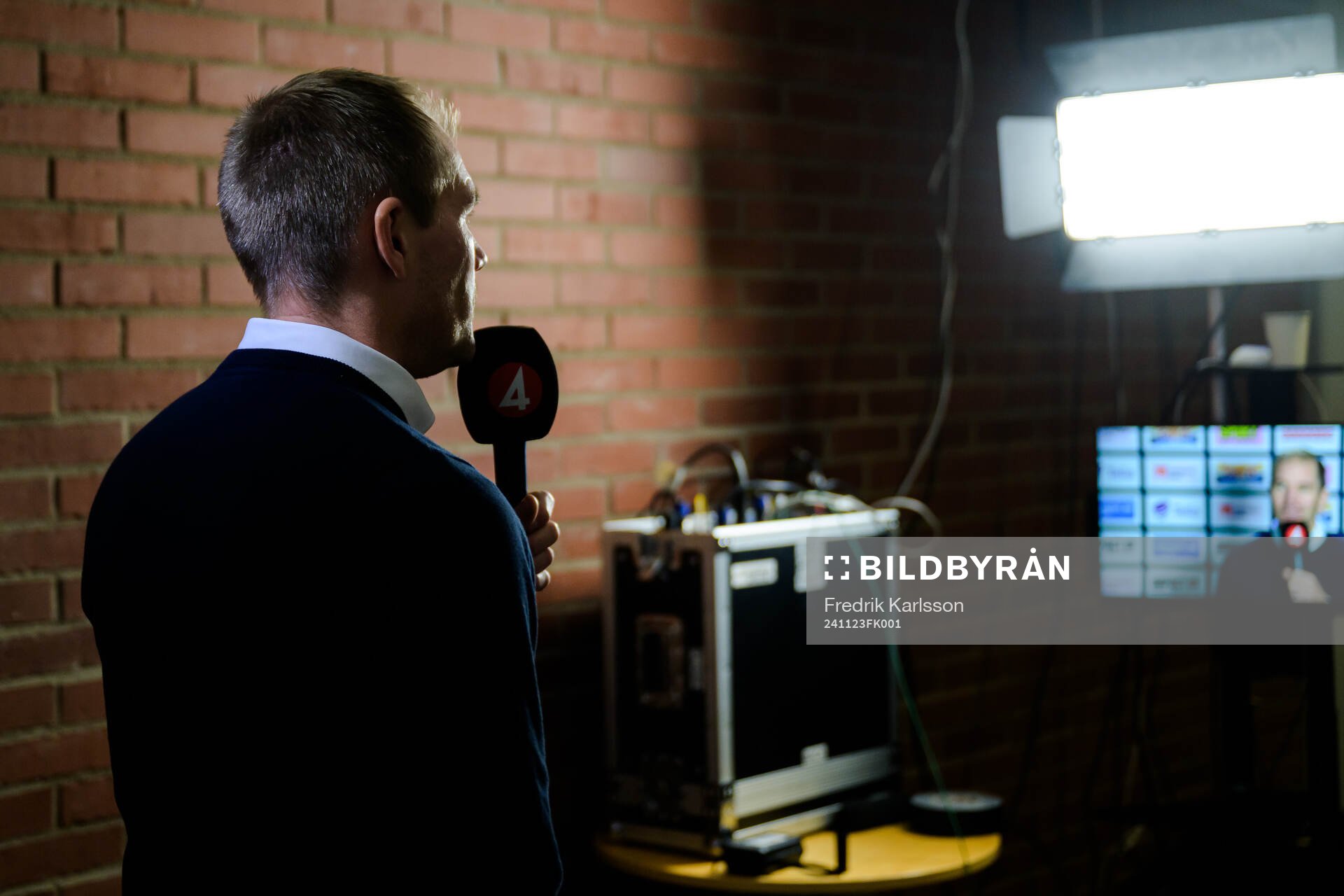 Färjestads tränare Thomas Mitell blir intervjuad av TV4