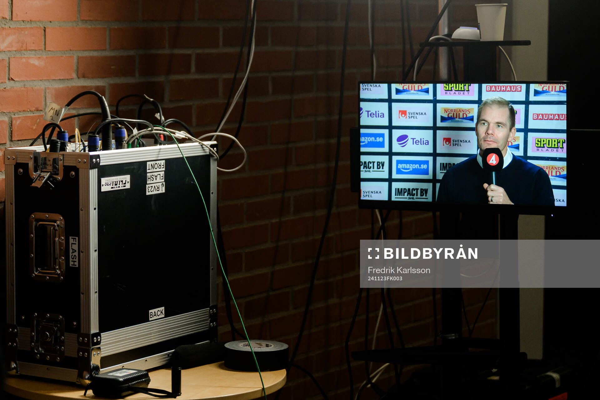 Färjestads tränare Thomas Mitell blir intervjuad av TV4