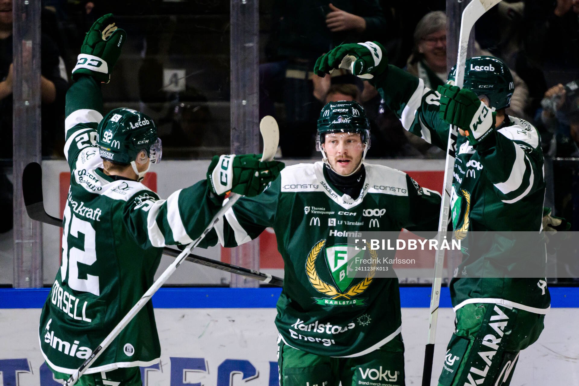 Färjestads Axel Bergkvist jublar med Lucas Forsell och