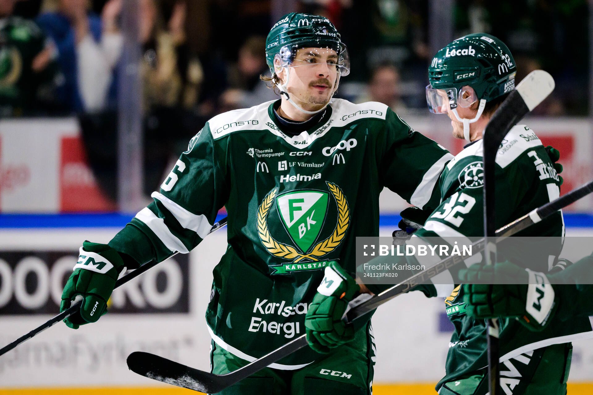 Färjestads David Tomasek och Magnus Nygren jublar