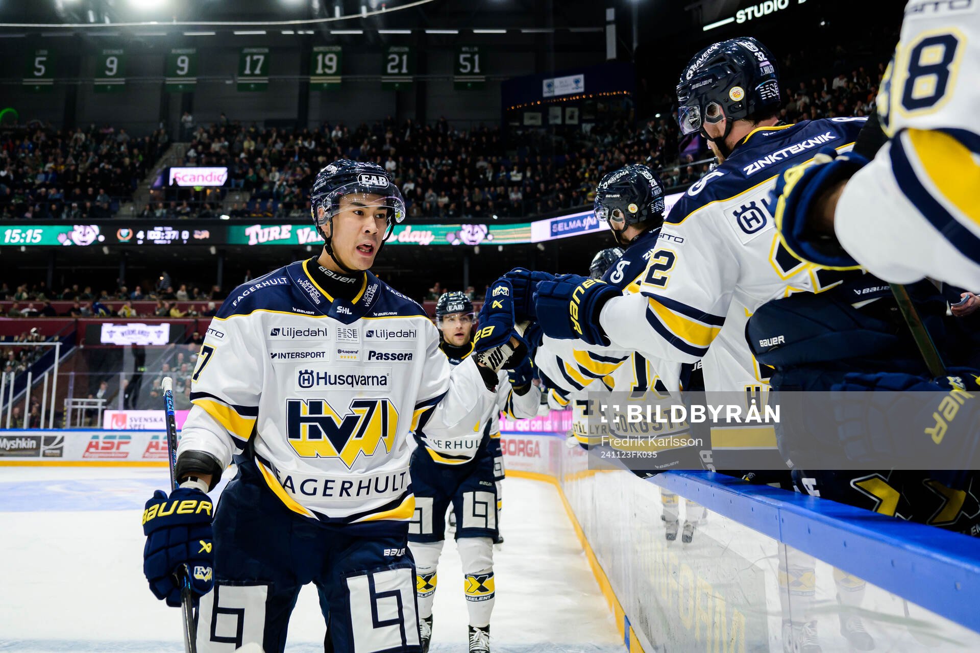 HV71s Jonathan Ang jublar