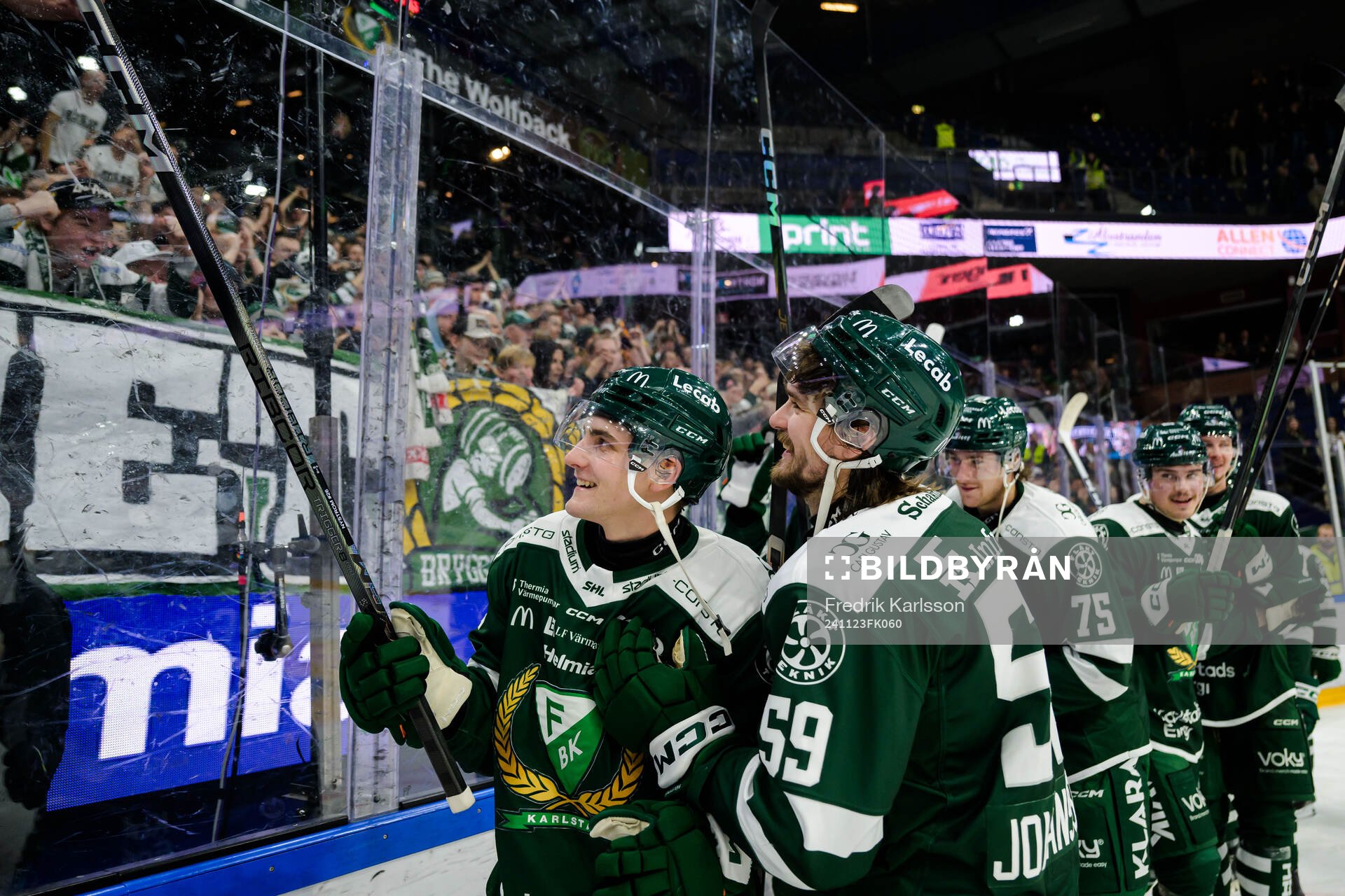 Färjestads Joel Nyström och Linus Johansson jublar