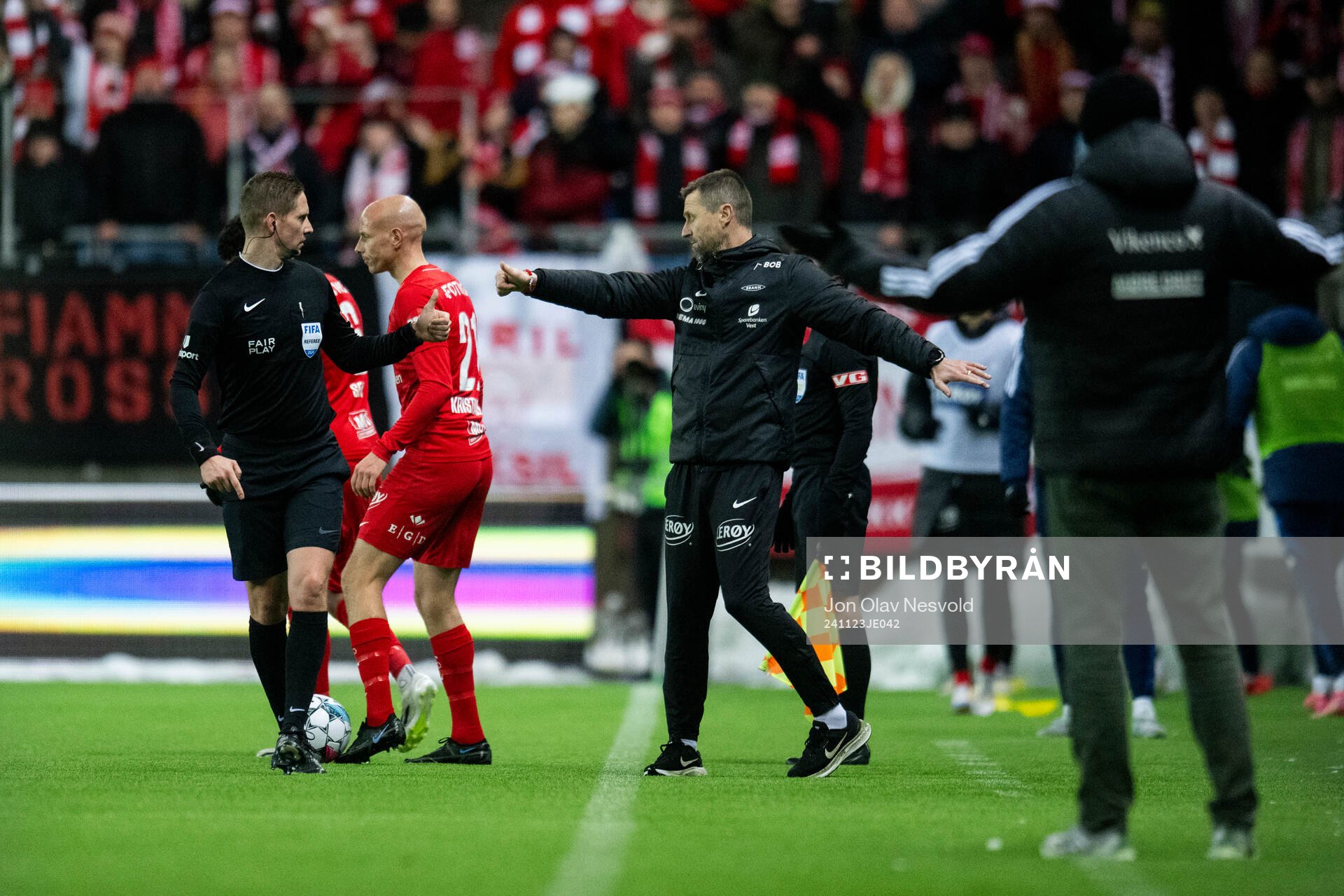 Referee Espen Eskås and head coach Eirik Horneland of Brann