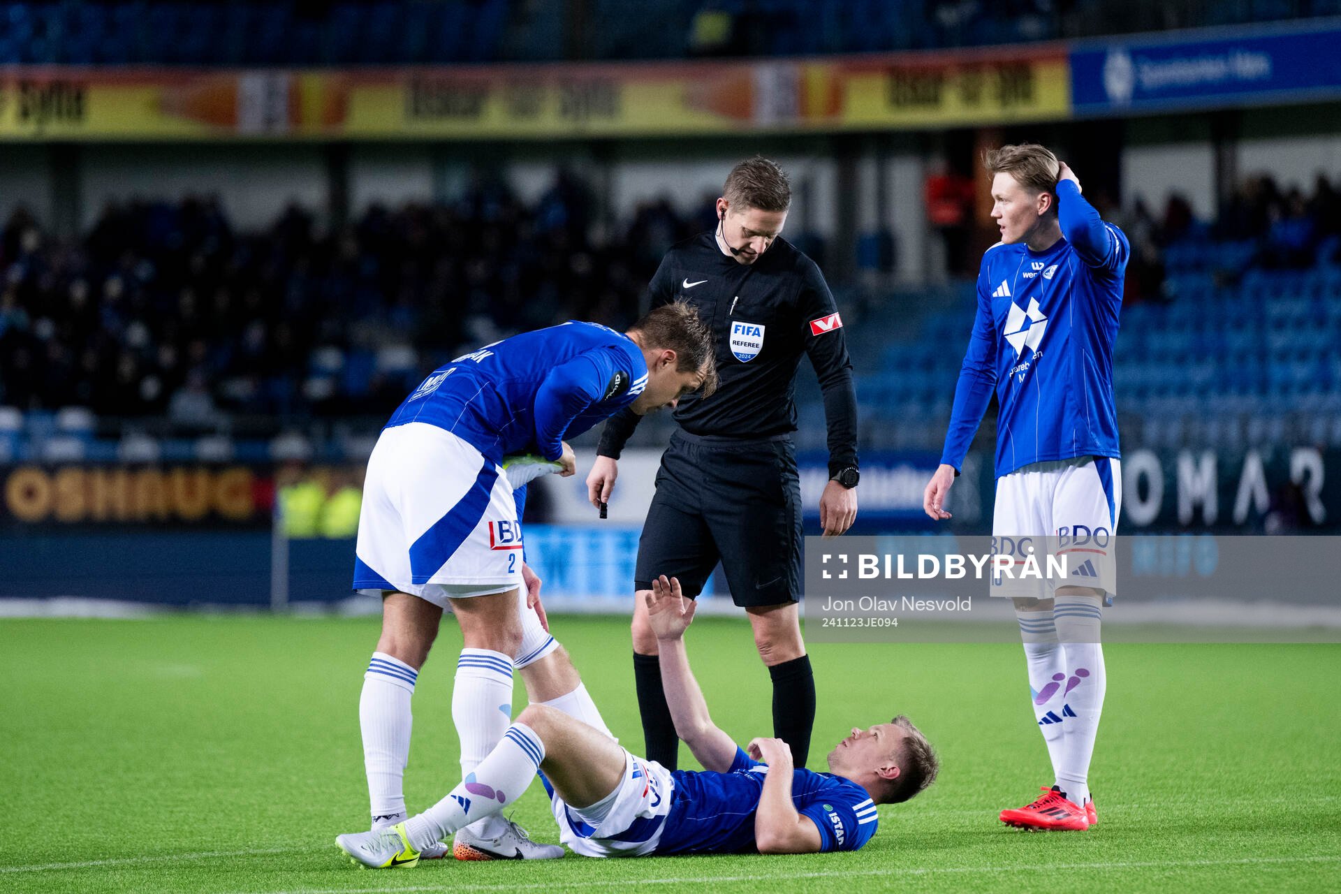 Eirik Haugan and referee Espen Eskås during the Eliteserien match between Molde and Brann on November 23, 2024 in Molde. 