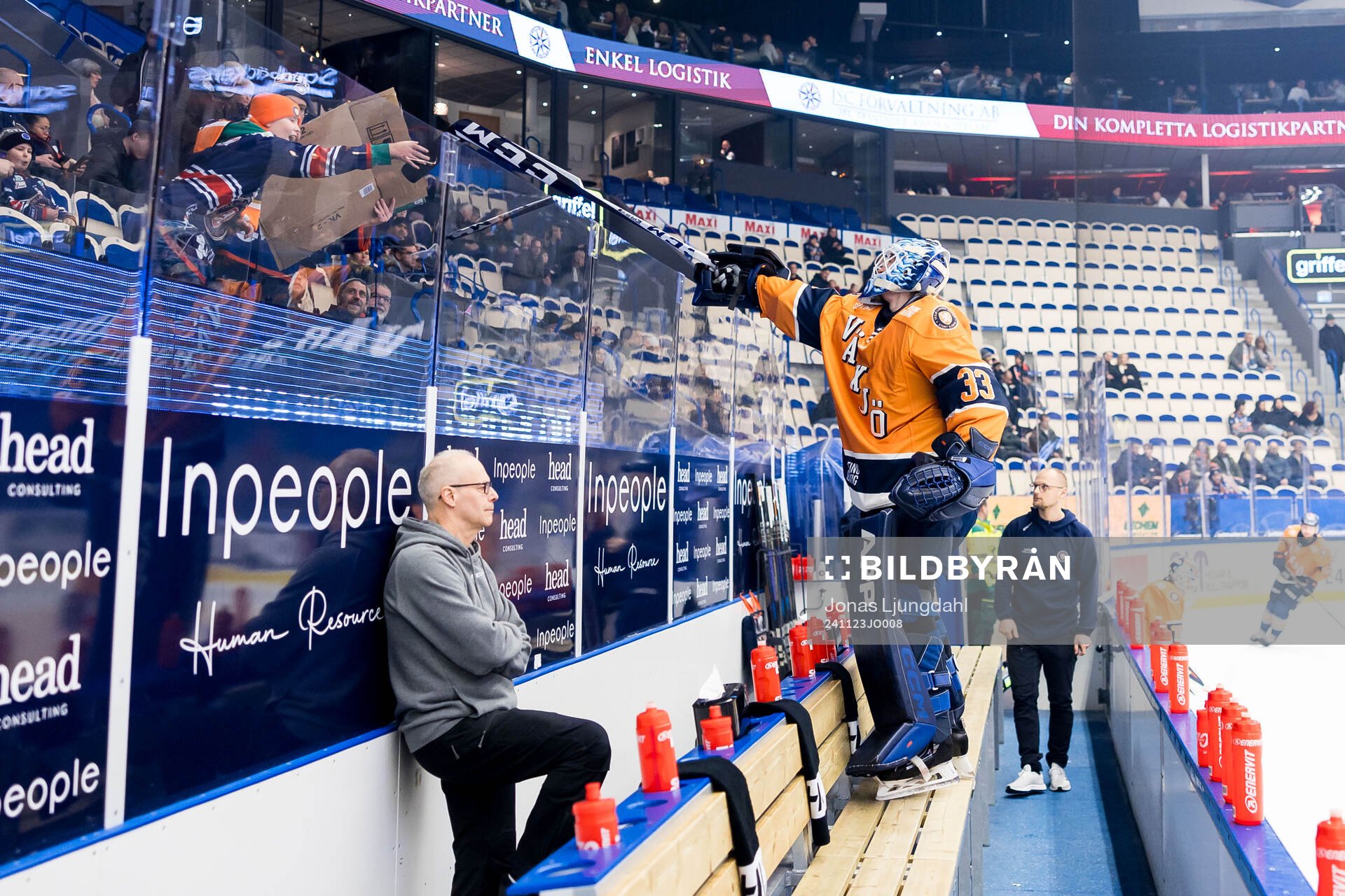 Växjös målvakt Emil Larmi ger sin klubba till en