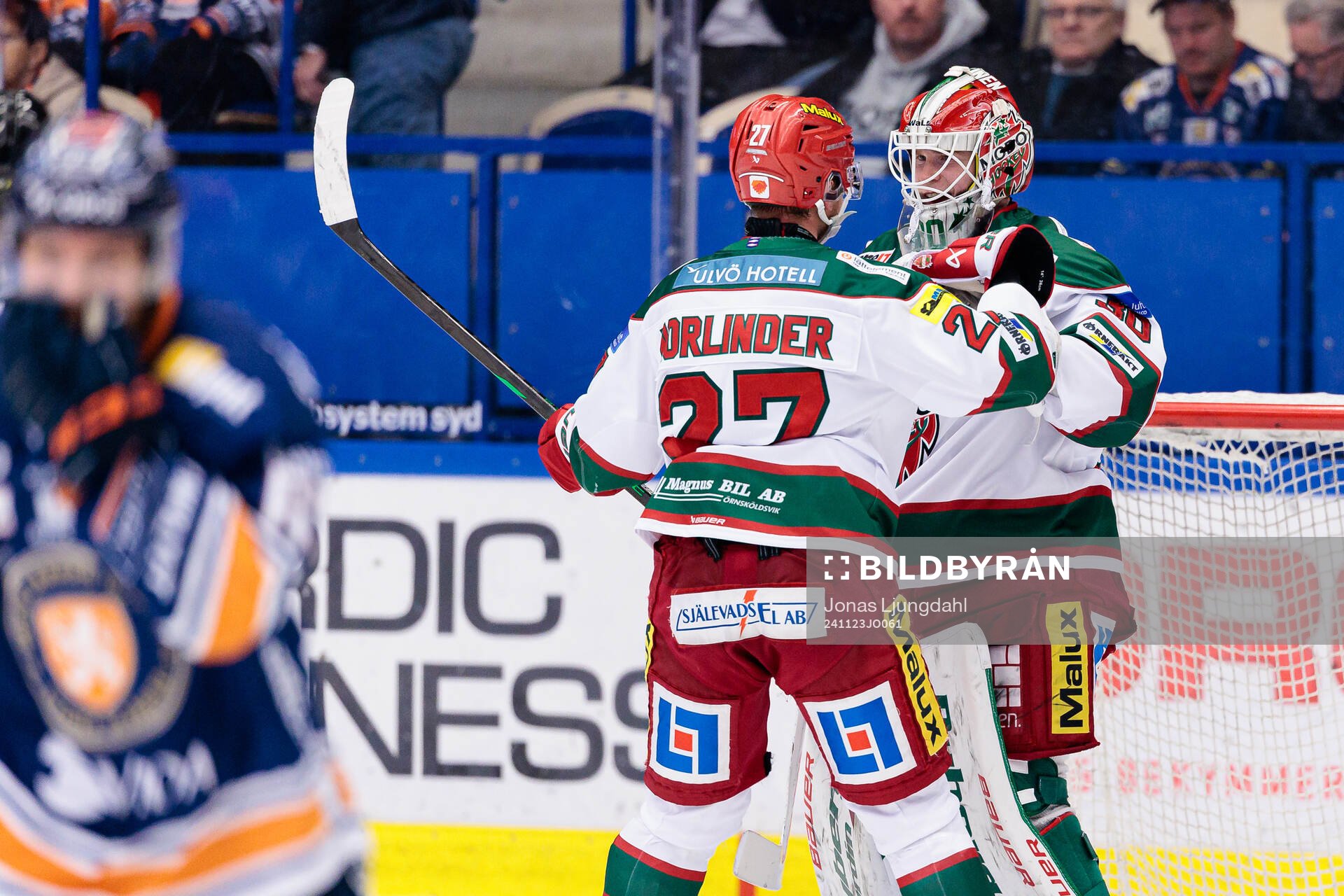 Modos Mattias Norlinder och målvakt Lassi Lehtinen jublar